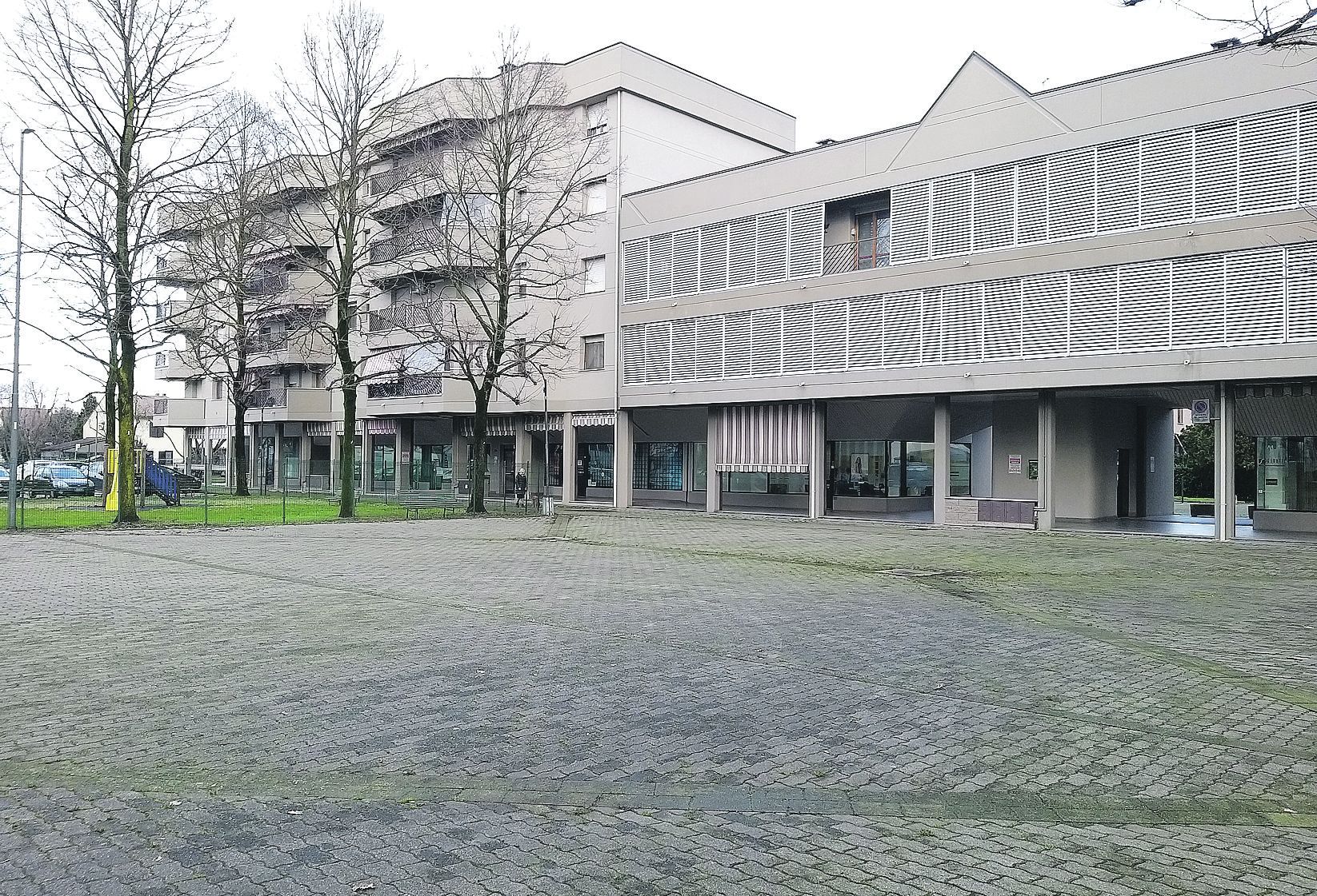 La piazzetta tra via Turbini e via Einaudi con i suoi portici - foto Chiavarini