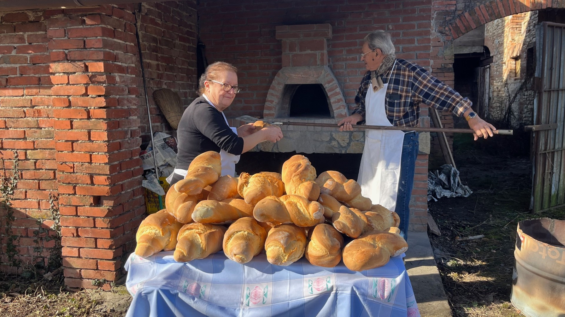 Che buono il pane del forno di Campremoldo, «così aiutiamo Caritas e parrocchia»