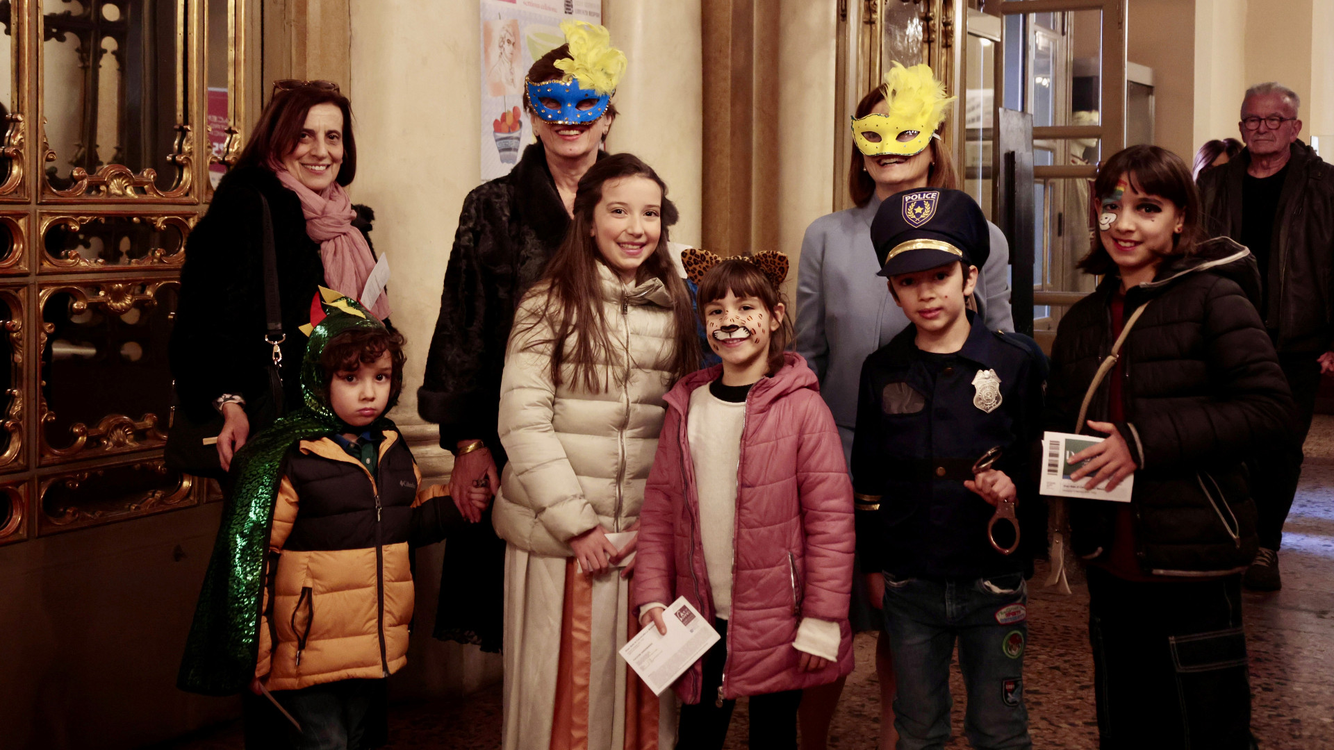 Carnevale sulle punte, i bambini in costume colorano il Municipale