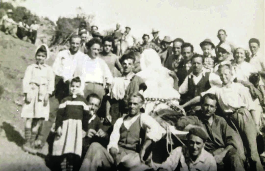 Gli abitanti di Torrio sul Crociglia nel 1957 con la statua trasportata dai volontari del paese