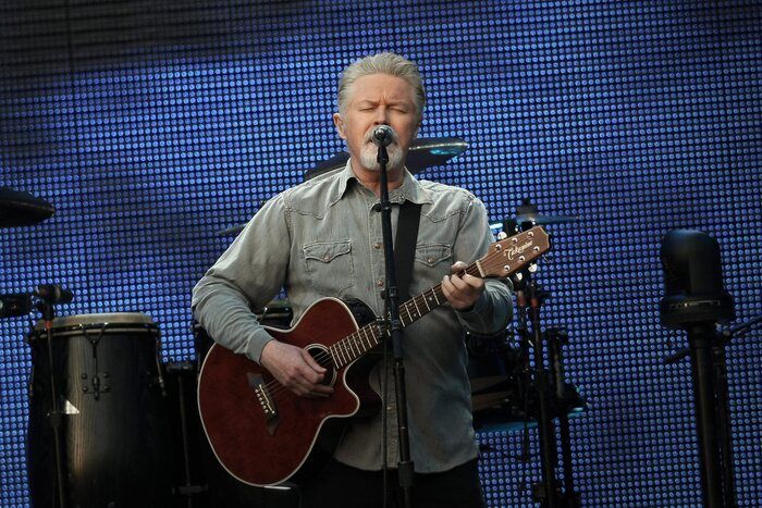 Don Henley alla chitarra durante un concerto