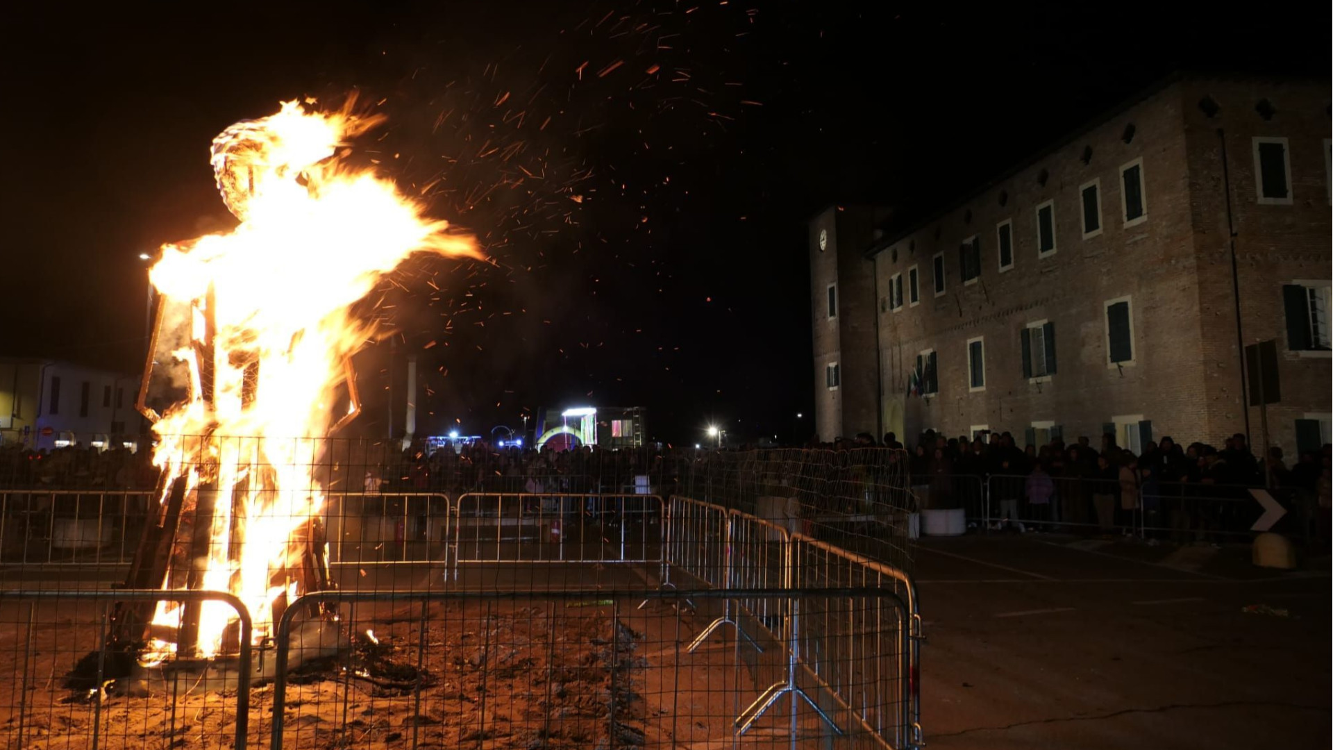 Falò in piazza a Borgonovo, è "Brusa la vecia"