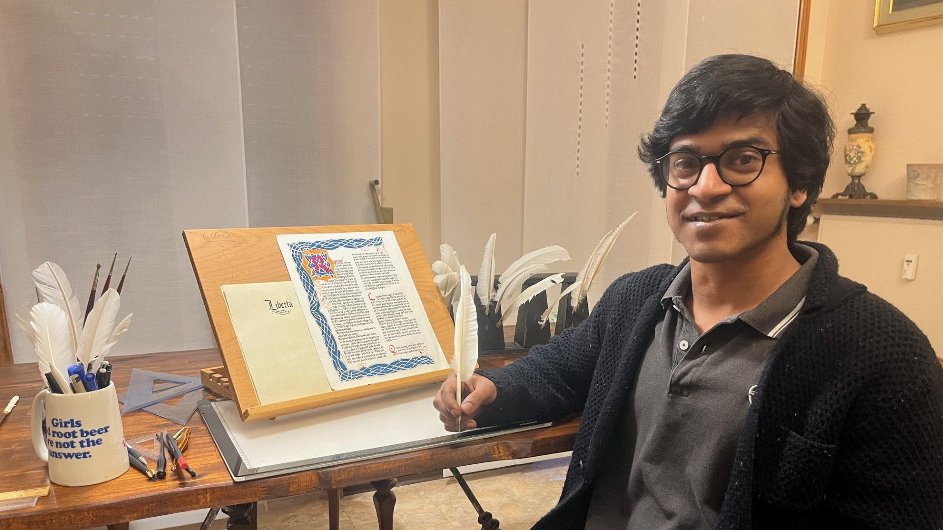 Storie di voi, il giovane calligrafo che preferisce le piume al computer