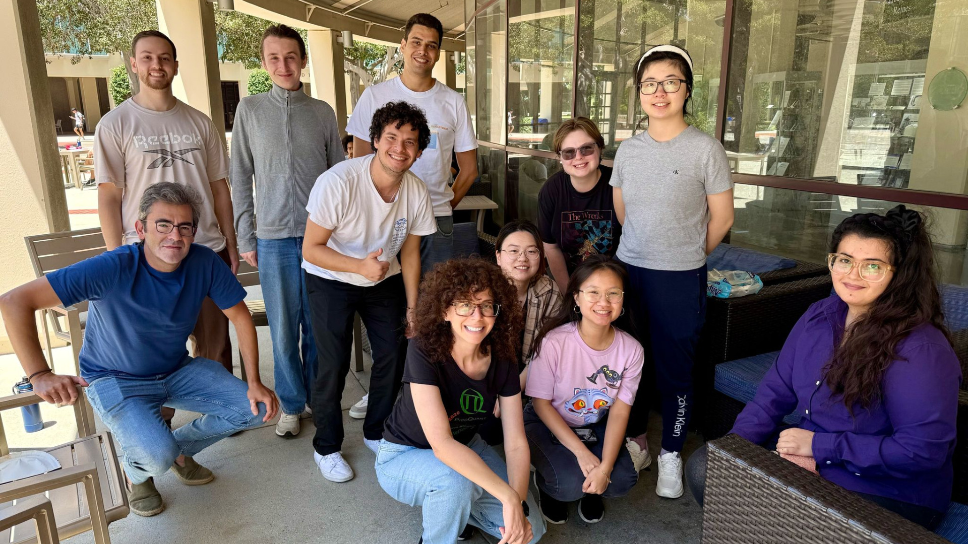 Il gruppo di ricercatori con cui lavora Andrea Delledonne (terzo da sinistra, in piedi, con la maglietta bianca) all'Università della California ad Irvine