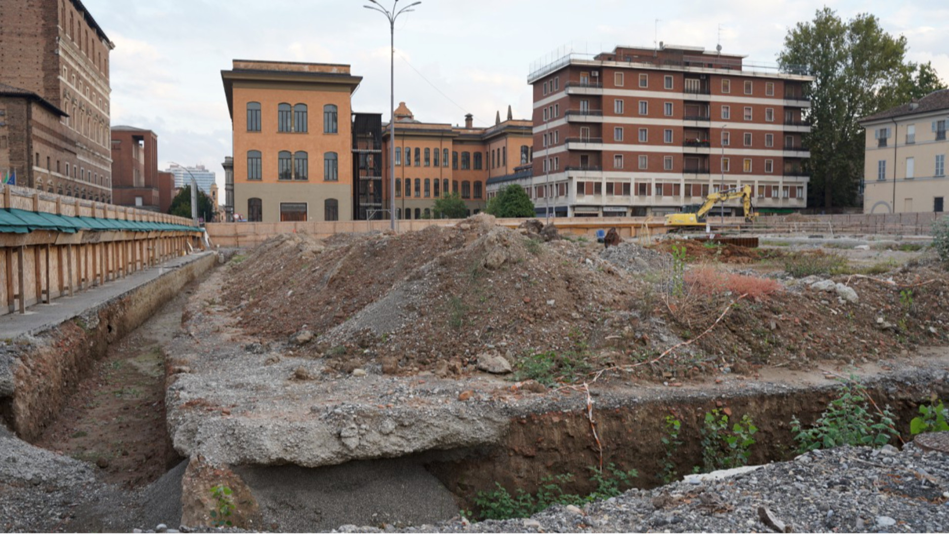 Il cantiere di piazza Cittadella fermo da sette mesi a seguito del contenzioso legale tra il Comune e l’appaltatore