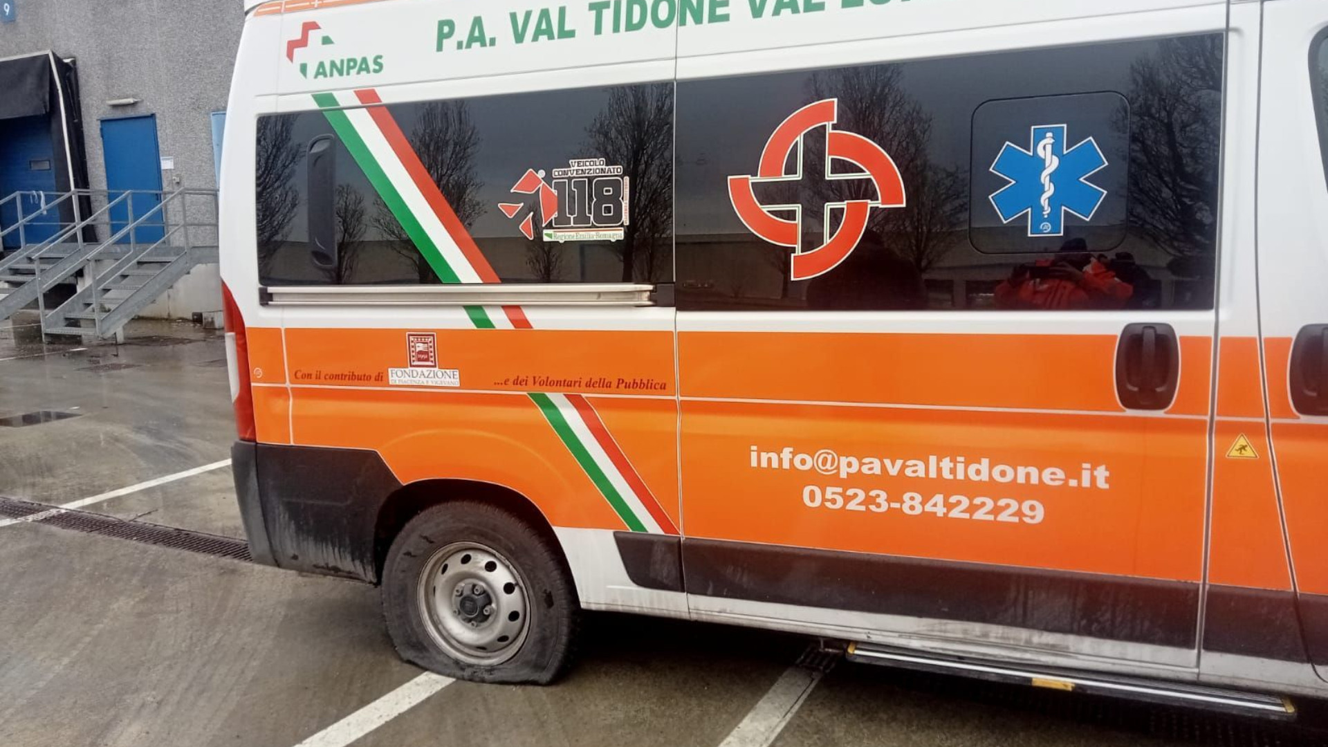 Lite al polo logistico, operaio taglia le gomme all'ambulanza