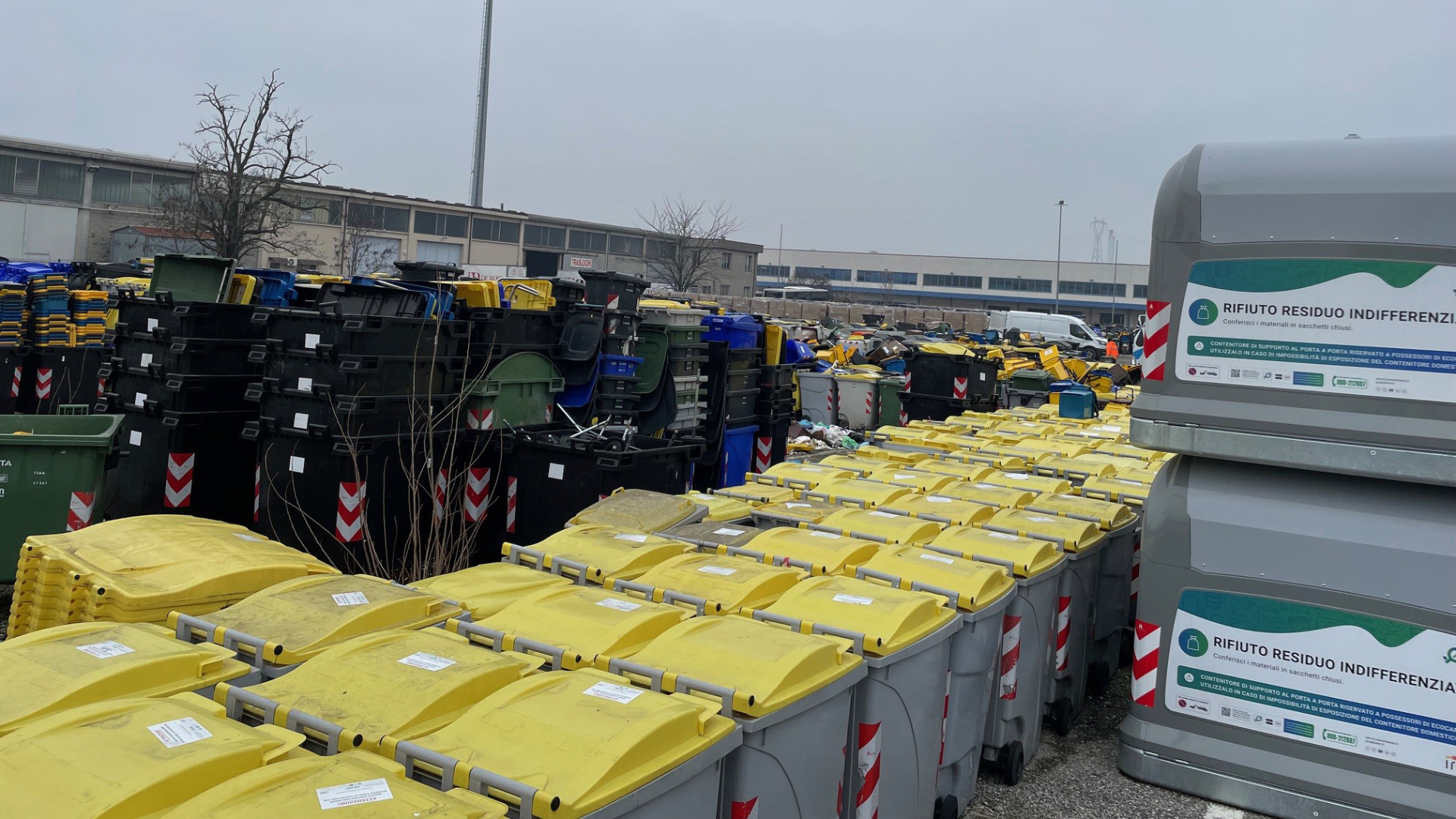 Raccolta rifiuti, la differenziata torna nei cortili