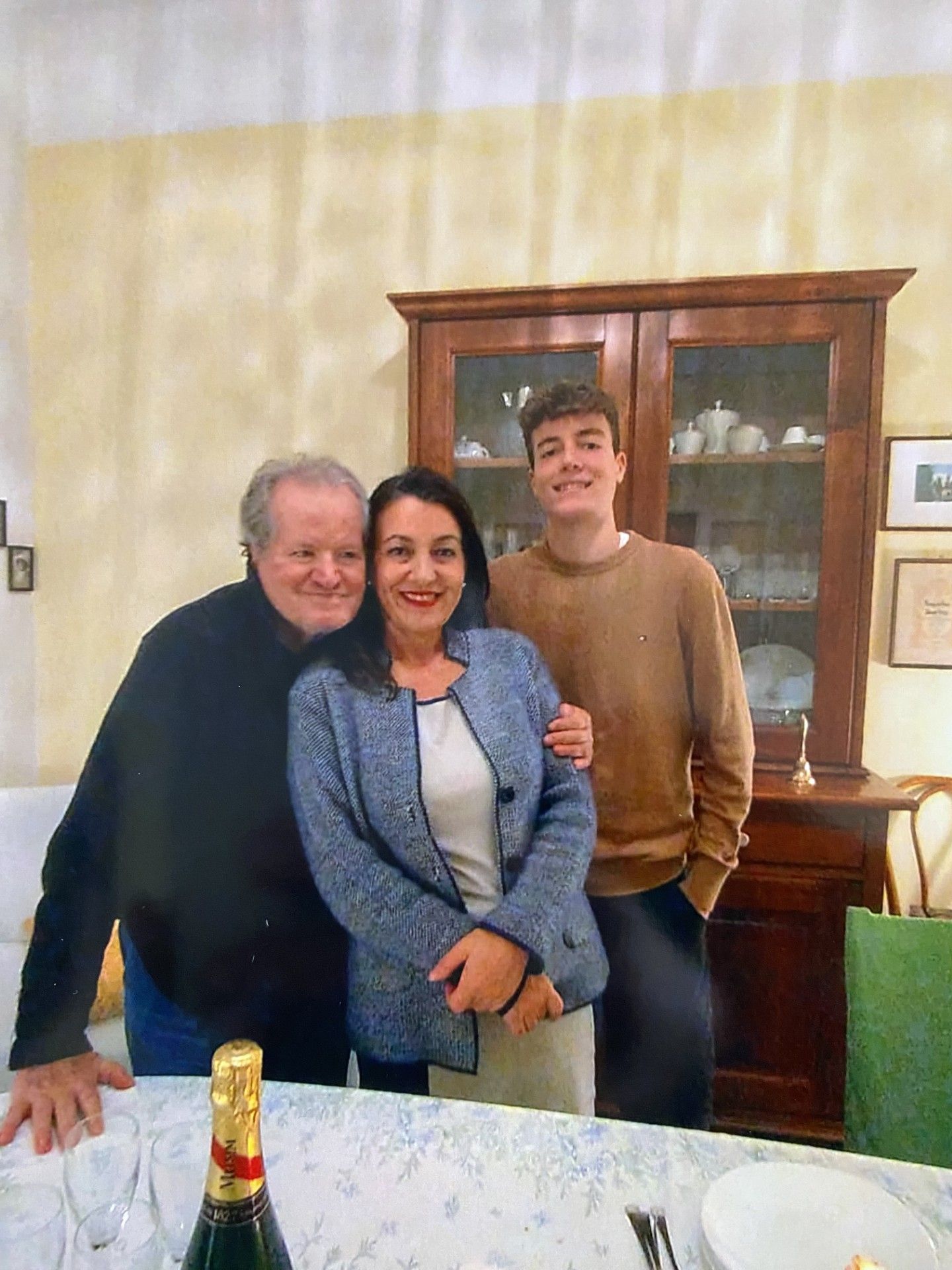 Gianlorenzo Pettenati in uno scatto di famiglia insieme al papà e alla mamma