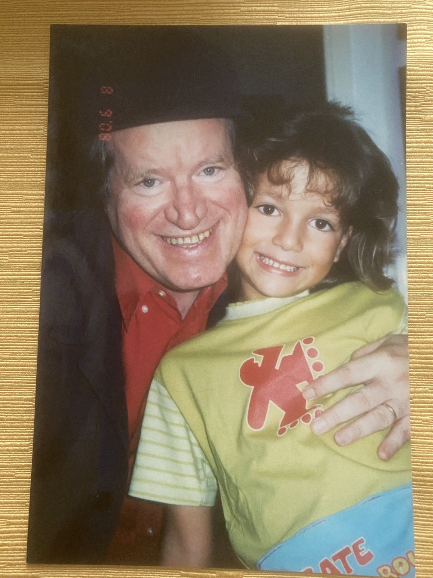 L'abbraccio tra papà Gianni e Gianlorenzo bambino