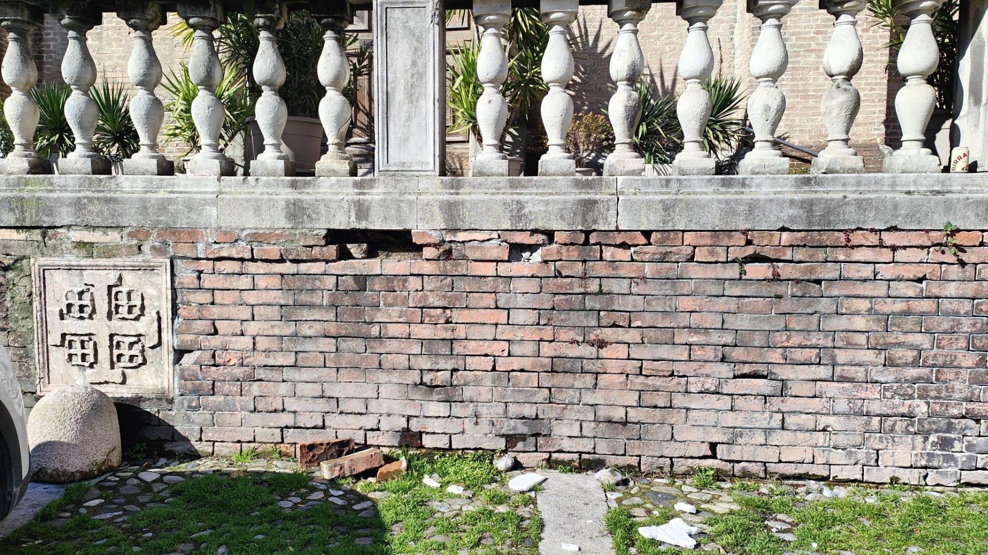 Il sagrato della chiesa di San Sepolcro danneggiato dai vandali - © Libertà/Thomas Trenchi