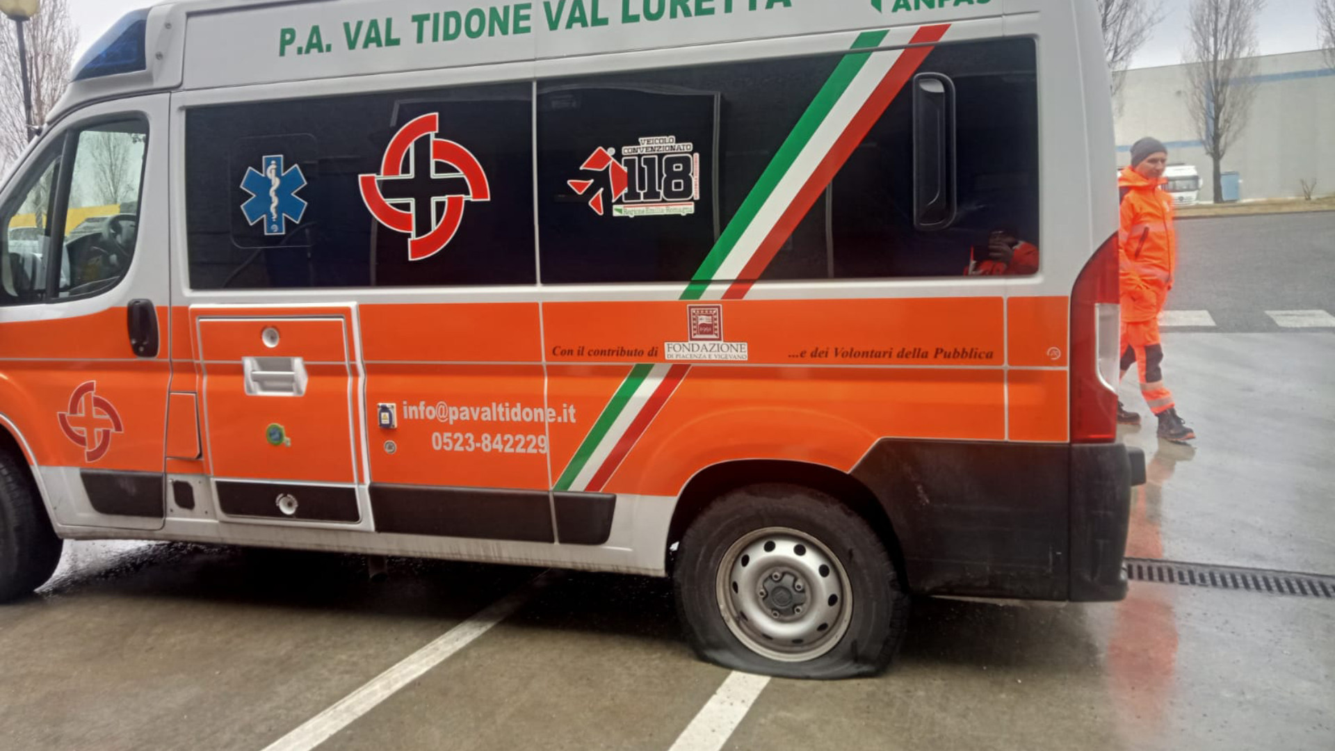 L'ambulanza appiedata- © Libertà/Massimo Bersani