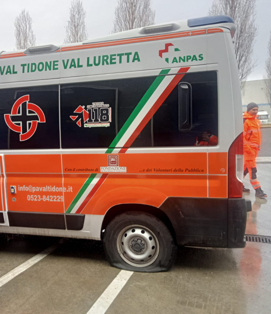 Ambulanza danneggiata, volano gli stracci tra Lega e Pd