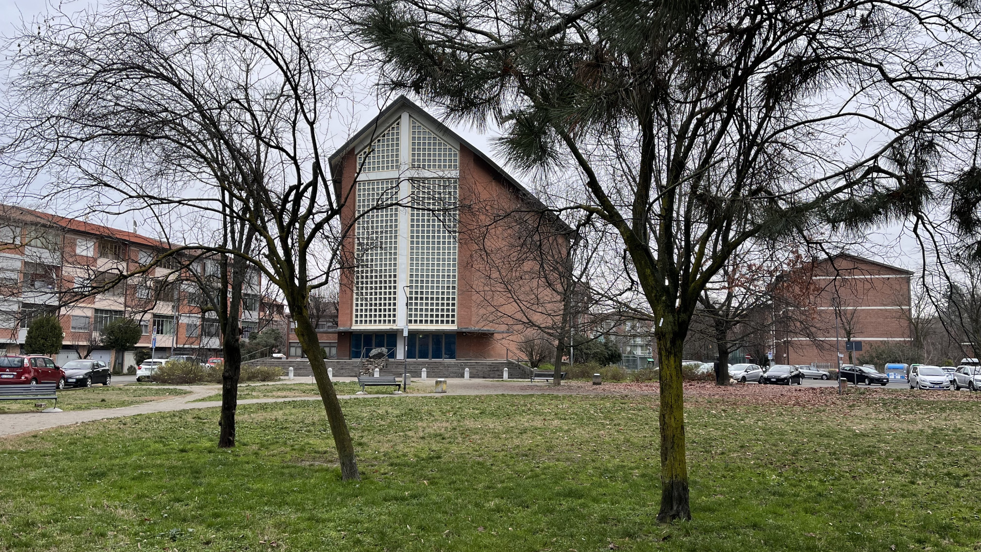 L'esterno della chiesa di Nostra Signora di Lourdes nella zona di via Damiani