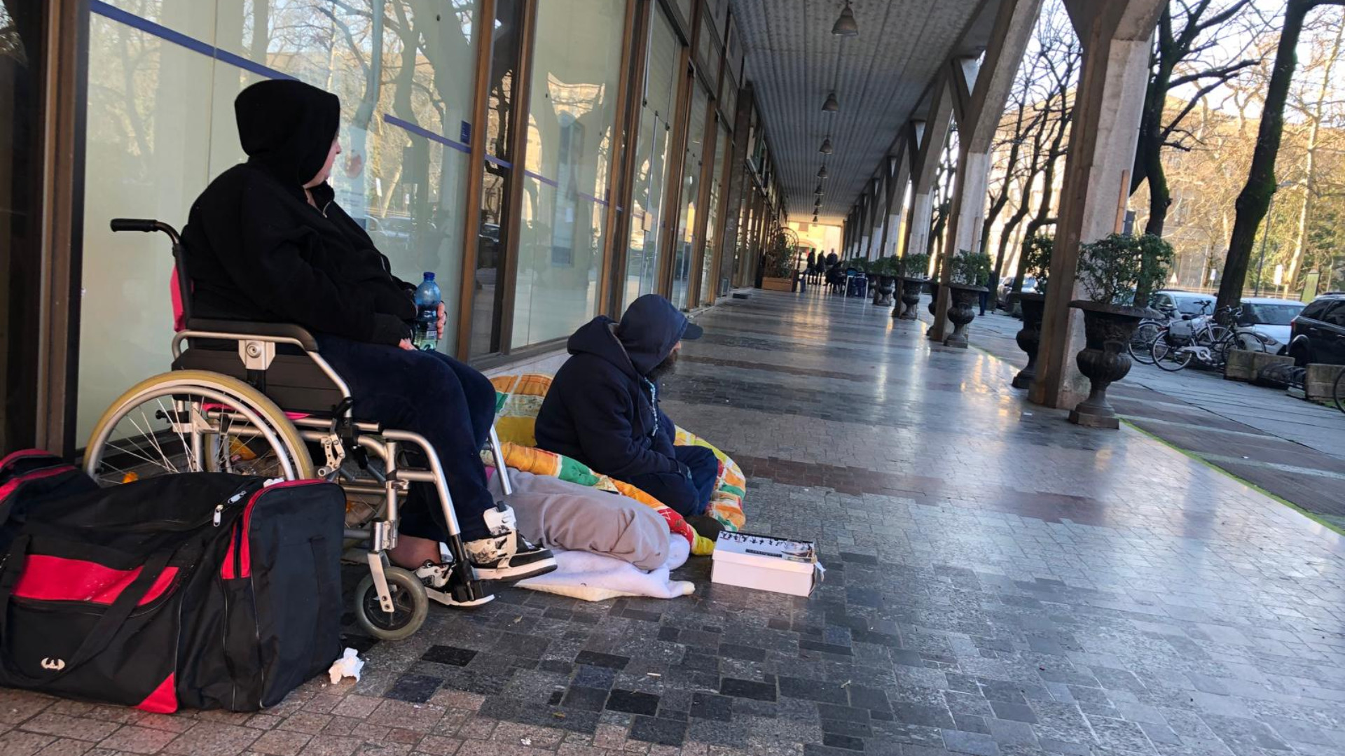 La coppia accampata sotto i portici del Grattacielo dei Mille - © Libertà/Ermanno Mariani