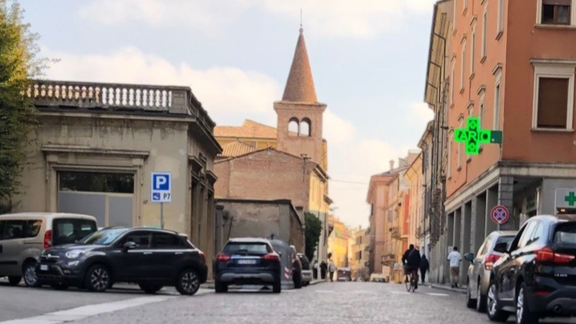 Notte di raid in via Taverna: specchietti rotti e tavolini rovesciati