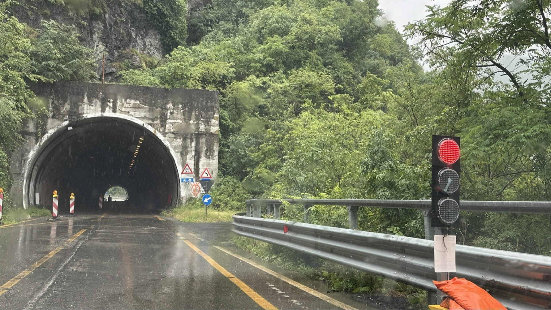 Maxi trave d'acciaio per il ponte di S. Salvatore: via al cantiere dopo 7 anni di senso unico