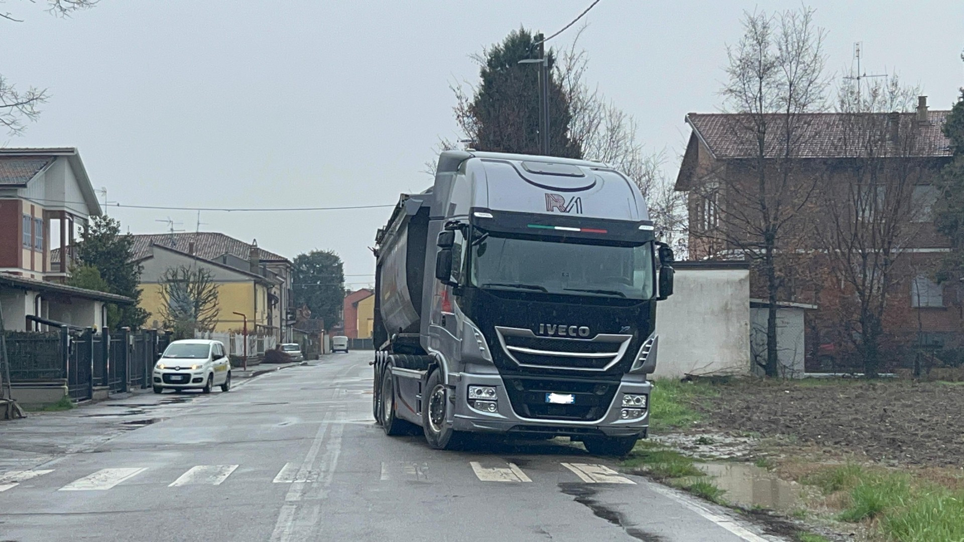 Uno dei tanti Tir della logistica che attraversano la frazione di Roncaglia - © Libertà/Thomas Trenchi
