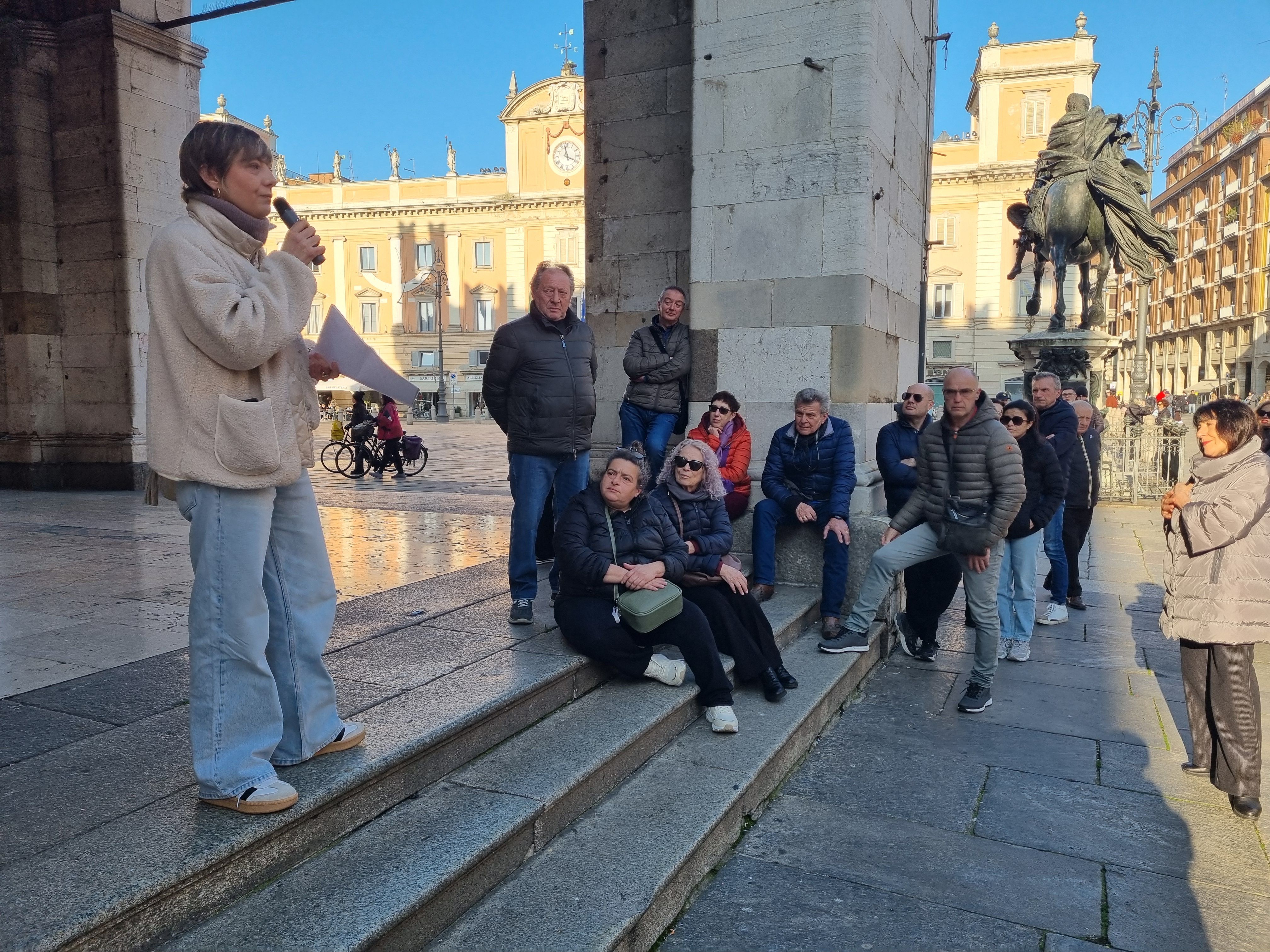 foto manifestazione poli al microfono