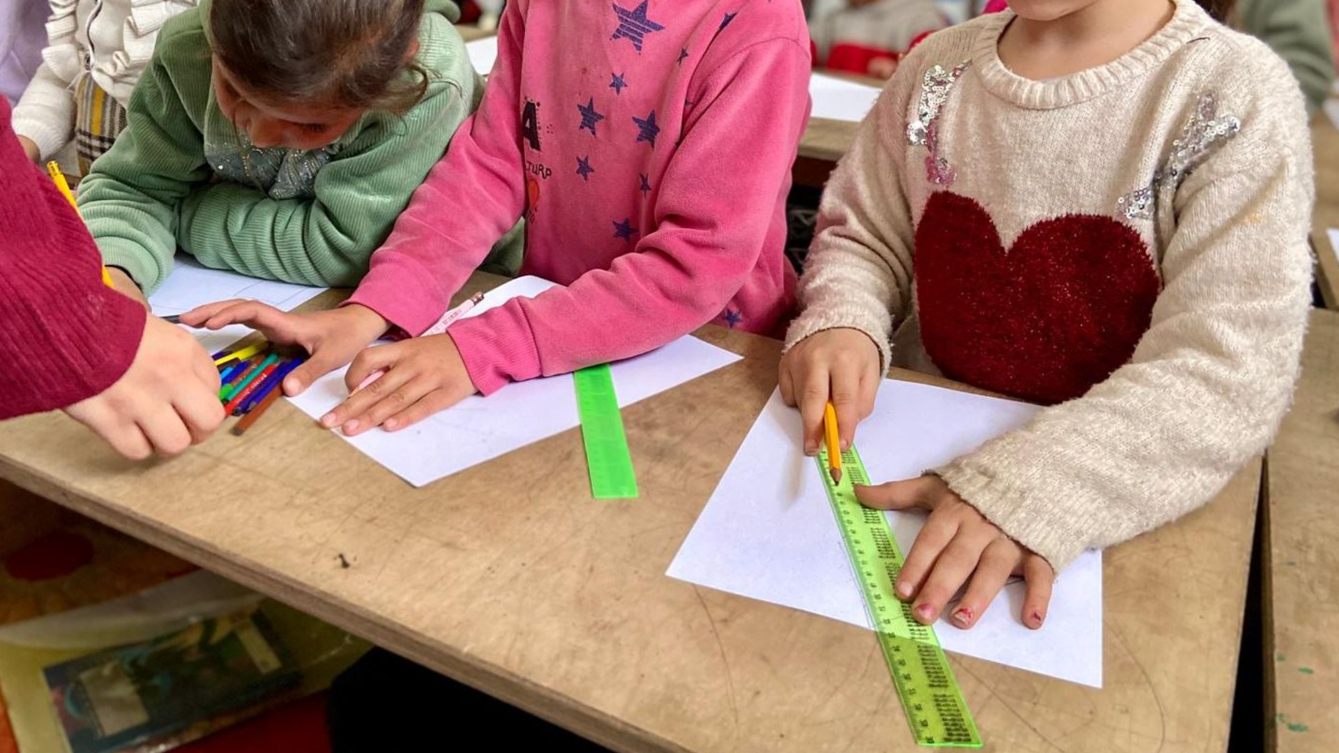 I bambini nella scuola tenda nella striscia di Gaza