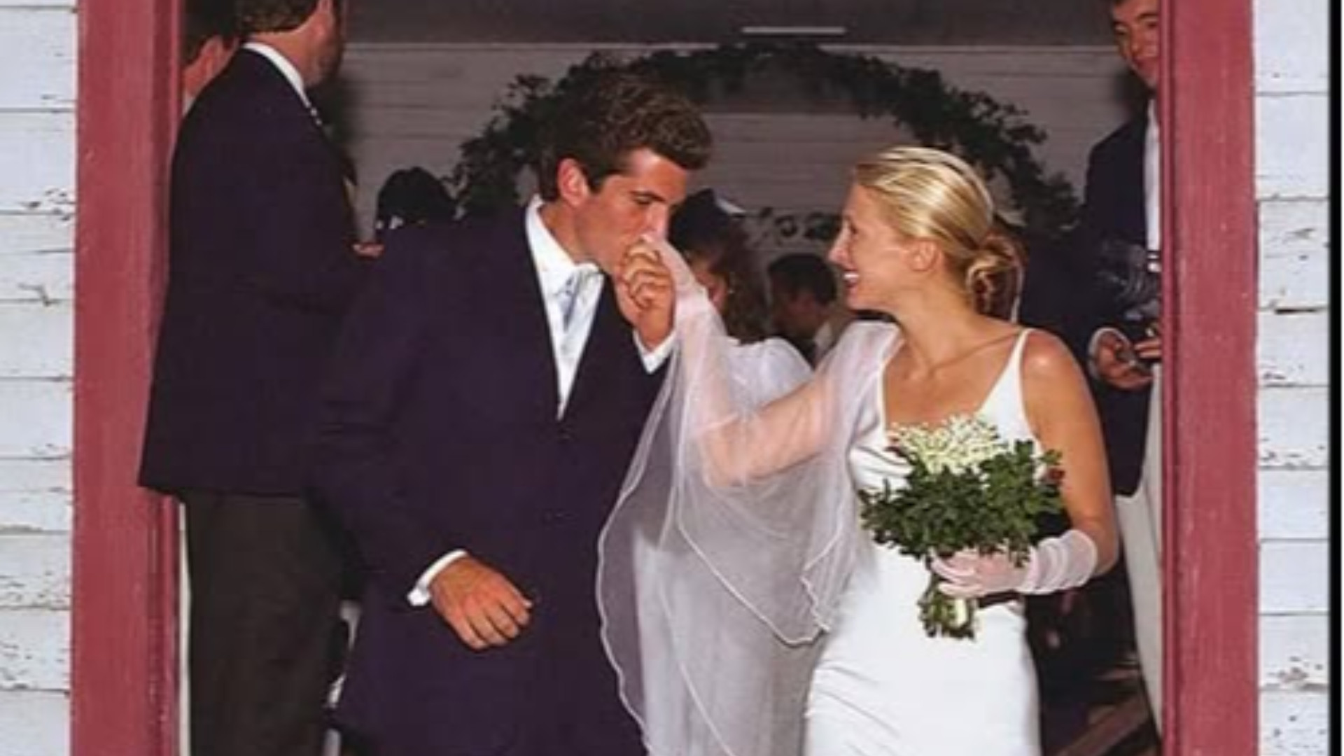 L’eleganza di Carolyn travalica gli anni ’90 e torna a far sognare