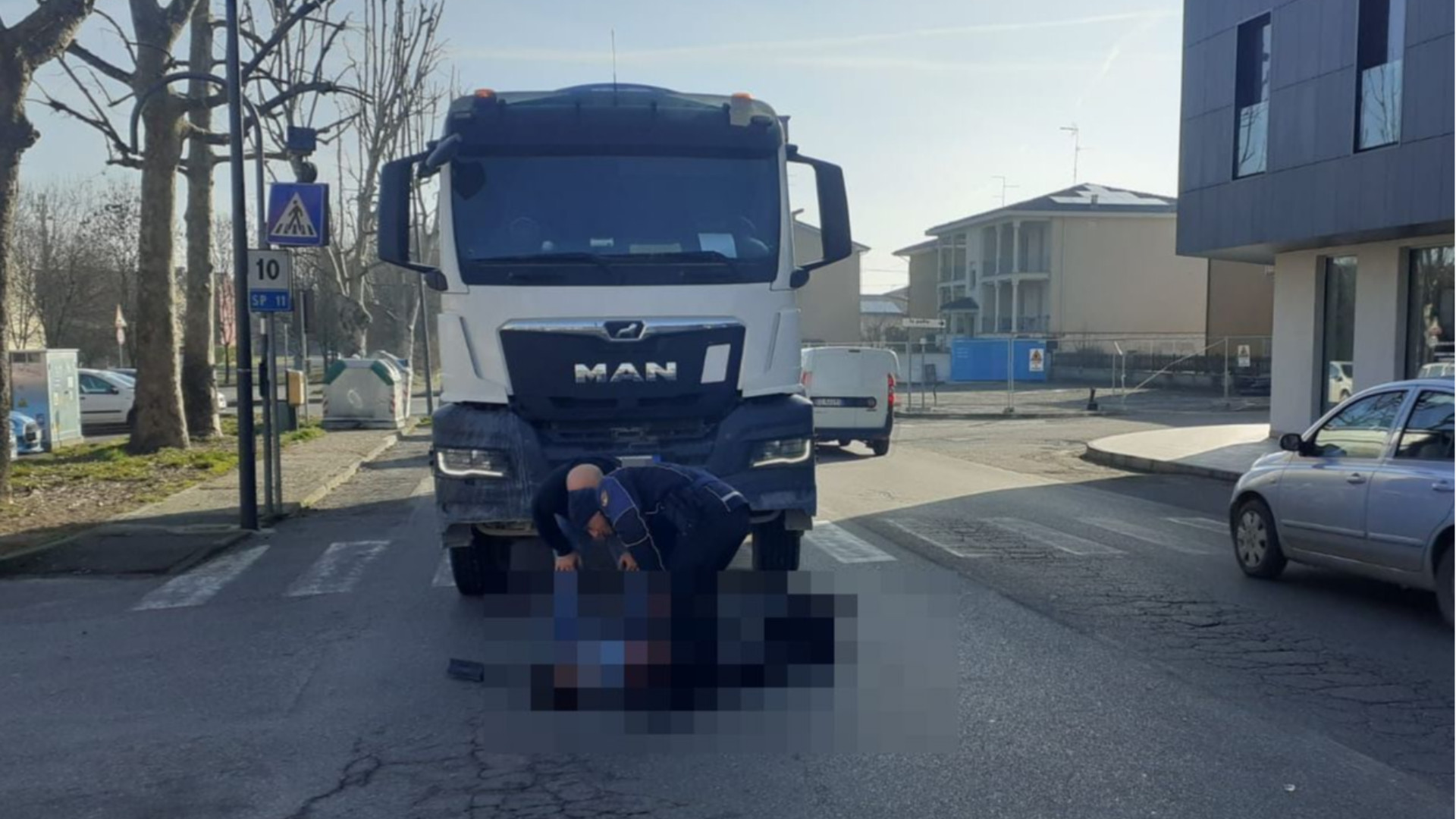 Investita sulle strisce da un camion a Borgonovo, anziana all'ospedale