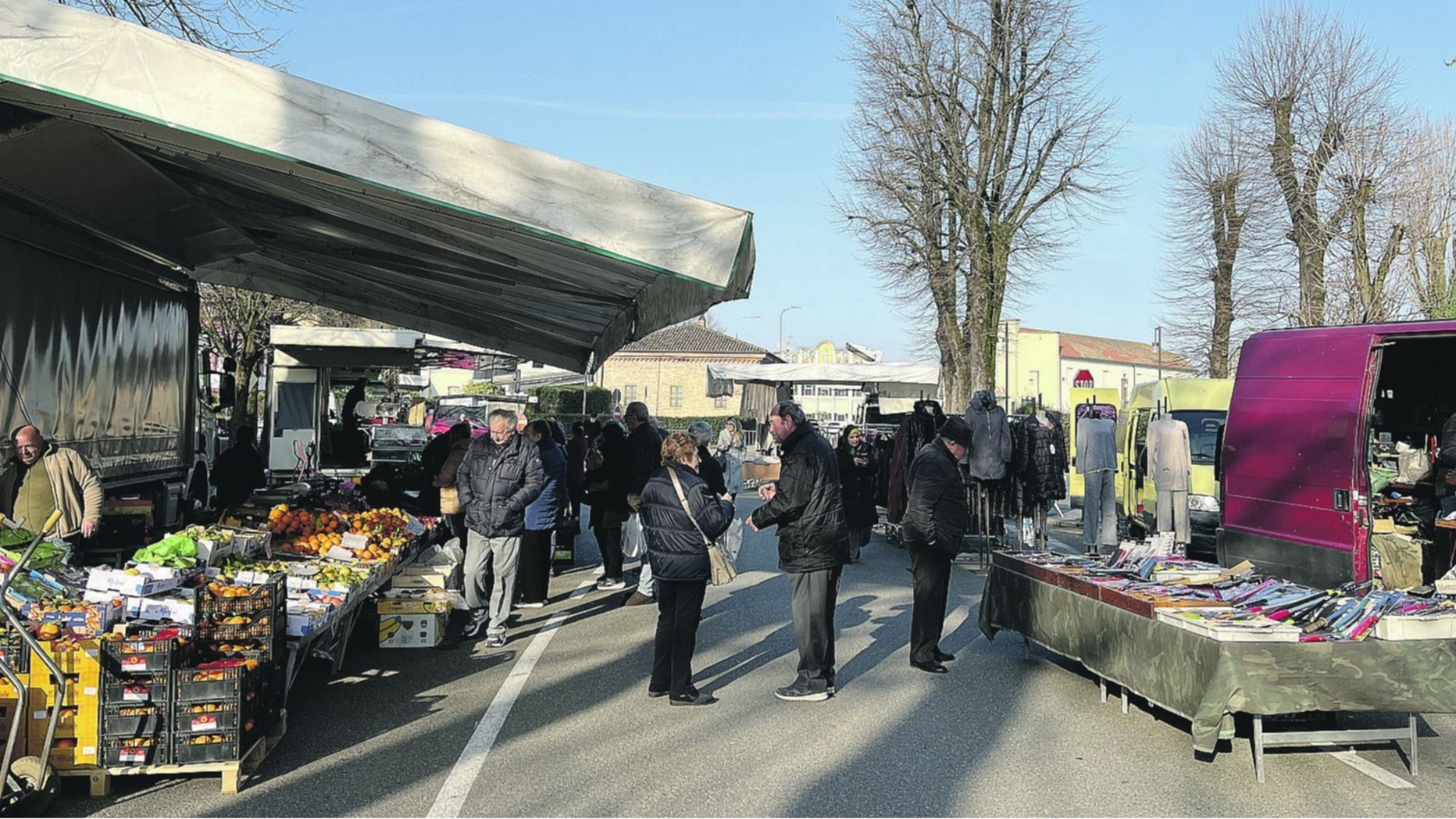 Il mercato settimanale del lunedì in via Roma a Caorso