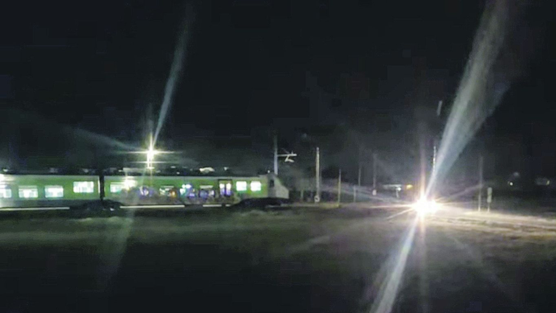 Una immagine dal video in cui si vedono il treno fermo e i fari dell’auto che ha appena passato le sbarre FOTO PADERNI