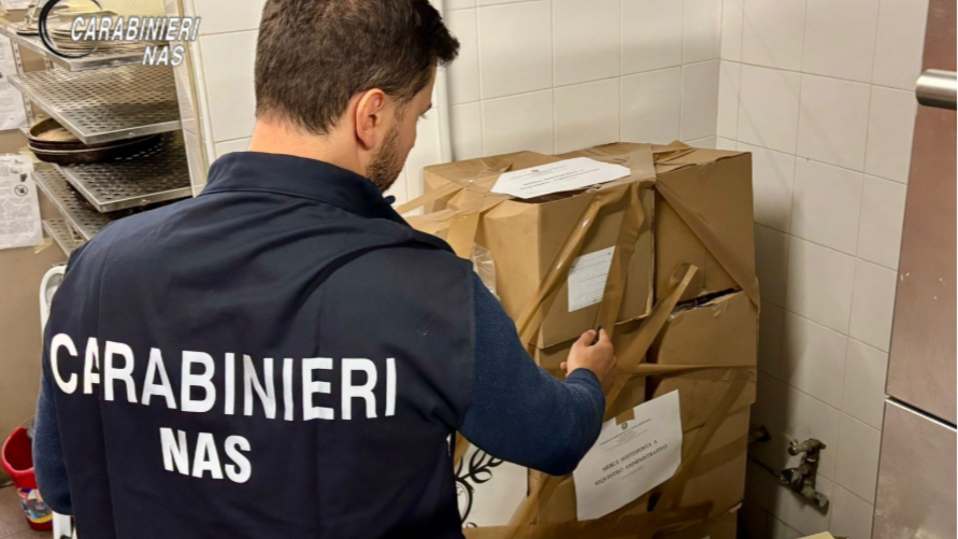 Prodotti scaduti, sequestro di 150 chili di dolci e affettati