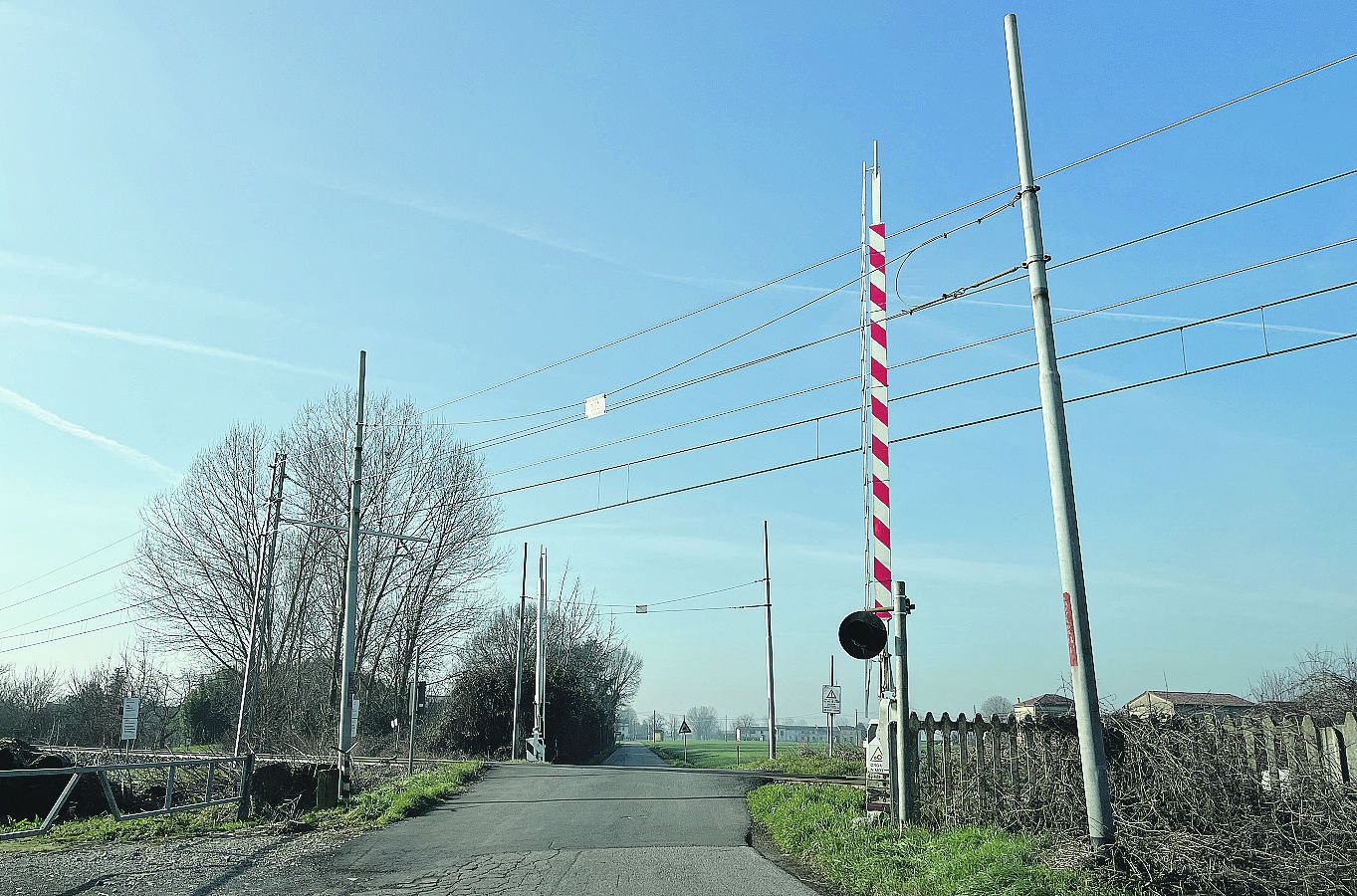 Il passaggio a livello in via Mario Maffini a San Giuliano, frazione di Castelvetro