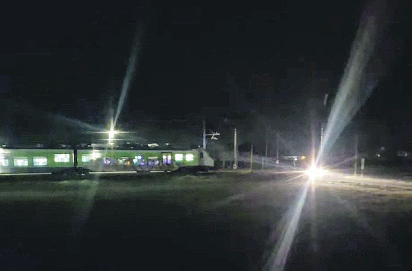 Una immagine dal video in cui si vedono il treno fermo e i fari dell’auto che ha appena passato le sbarre FOTO PADERNI