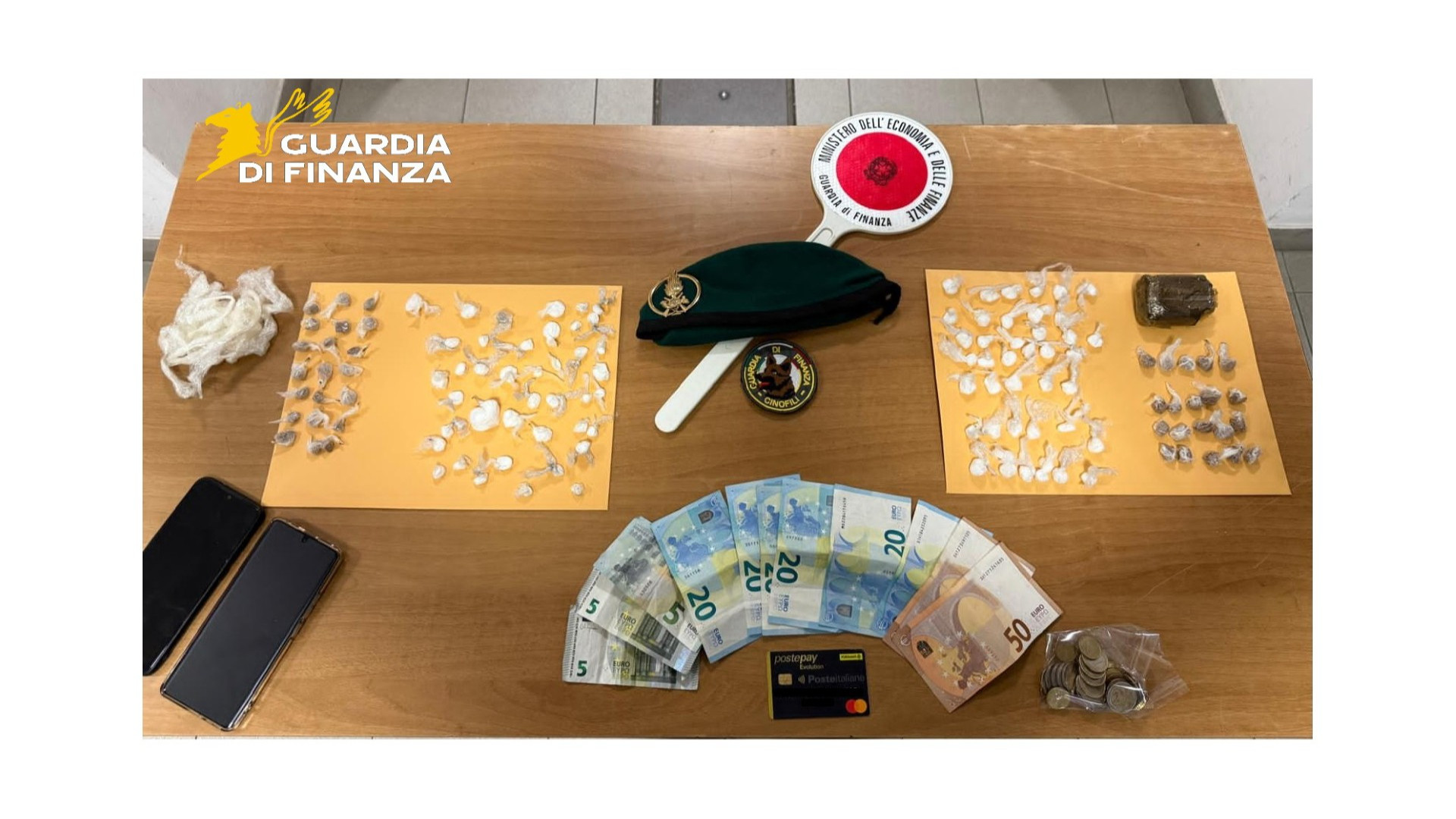 Arrestato grazie ai cani Helly e Martin, scovate 122 dosi di eroina e cocaina