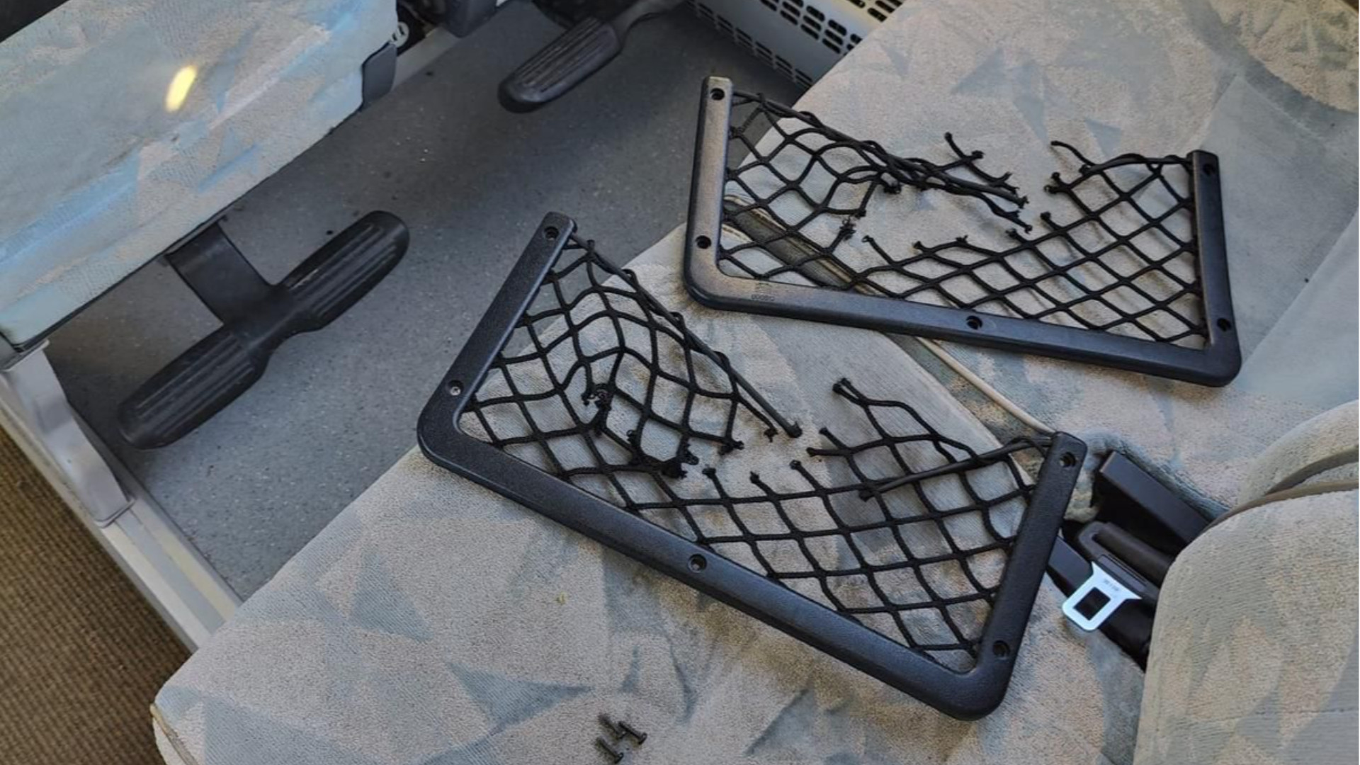 Sedili distrutti e bus danneggiato da giovanissimi: «Insostenibile»