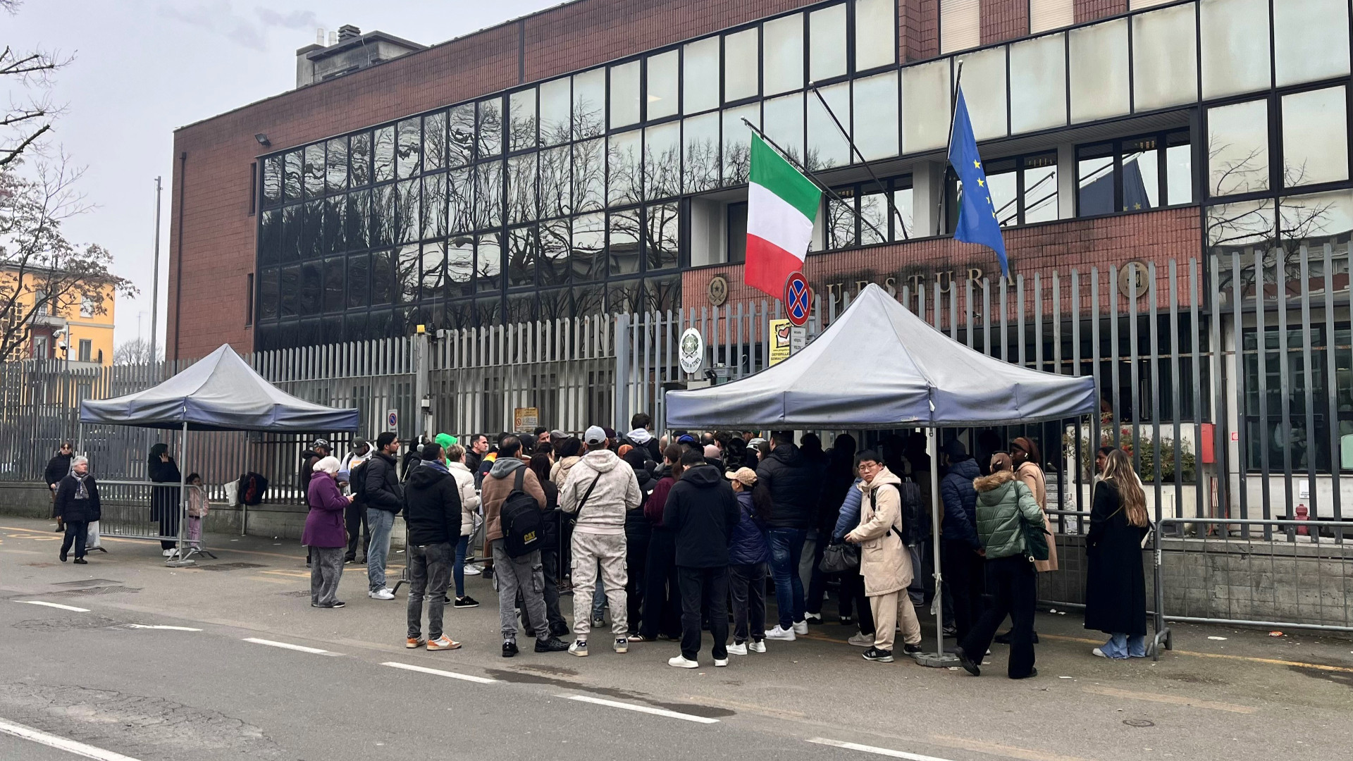Fila davanti alla questura di Piacenza- © Libertà/Filippo Lezoli