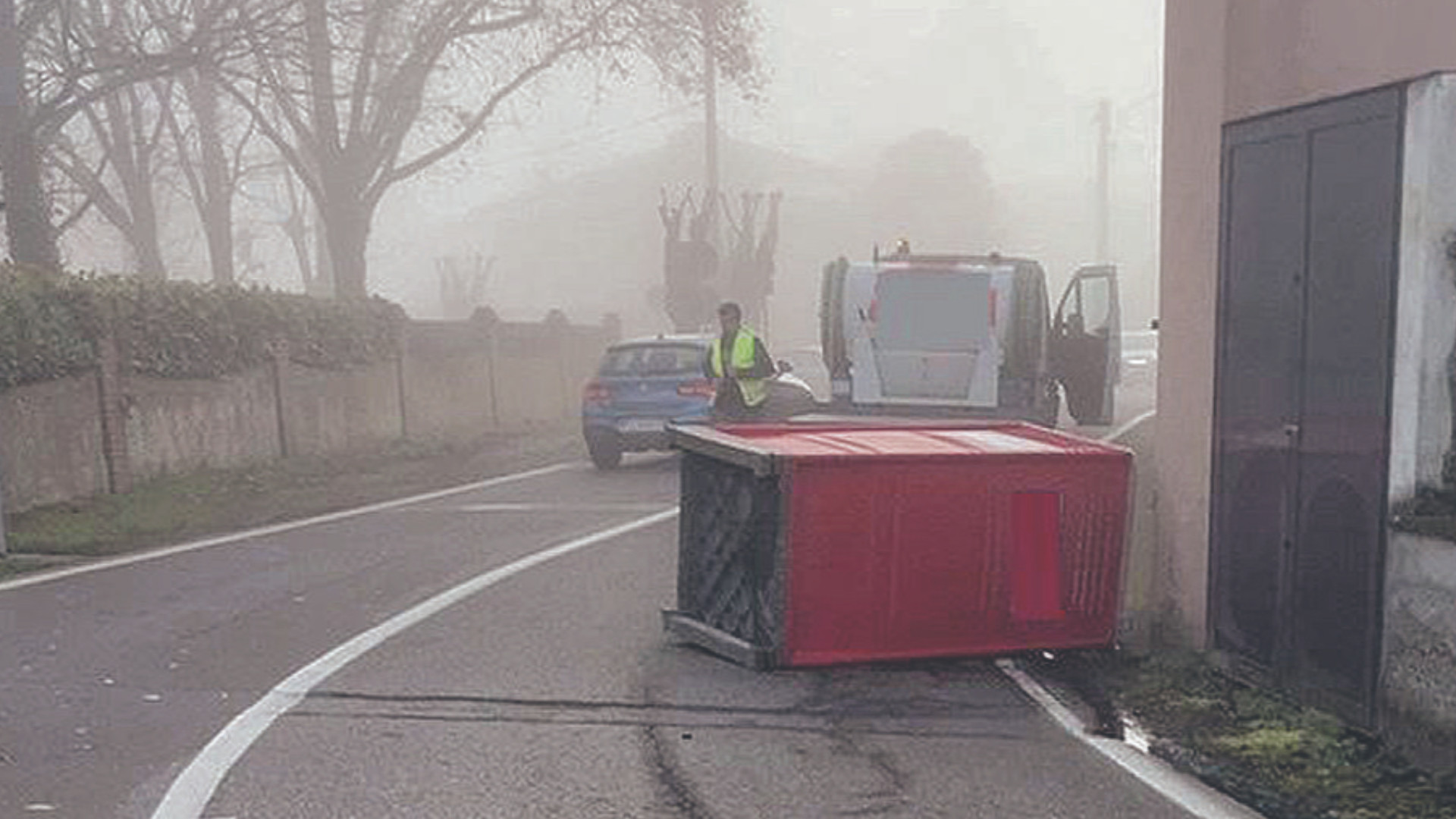 Il bagno chimico caduto in via Roma a Castelvetro