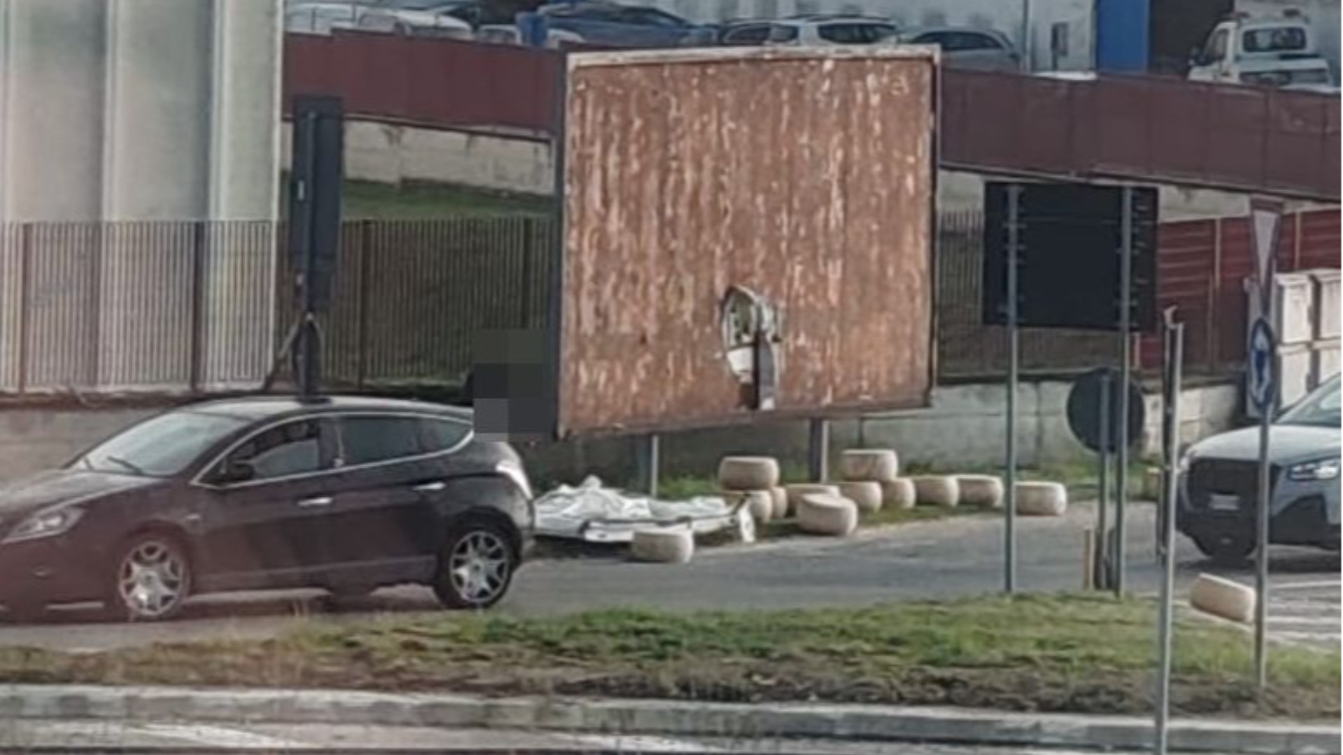 Salta il portellone, forme di grana sull'asfalto