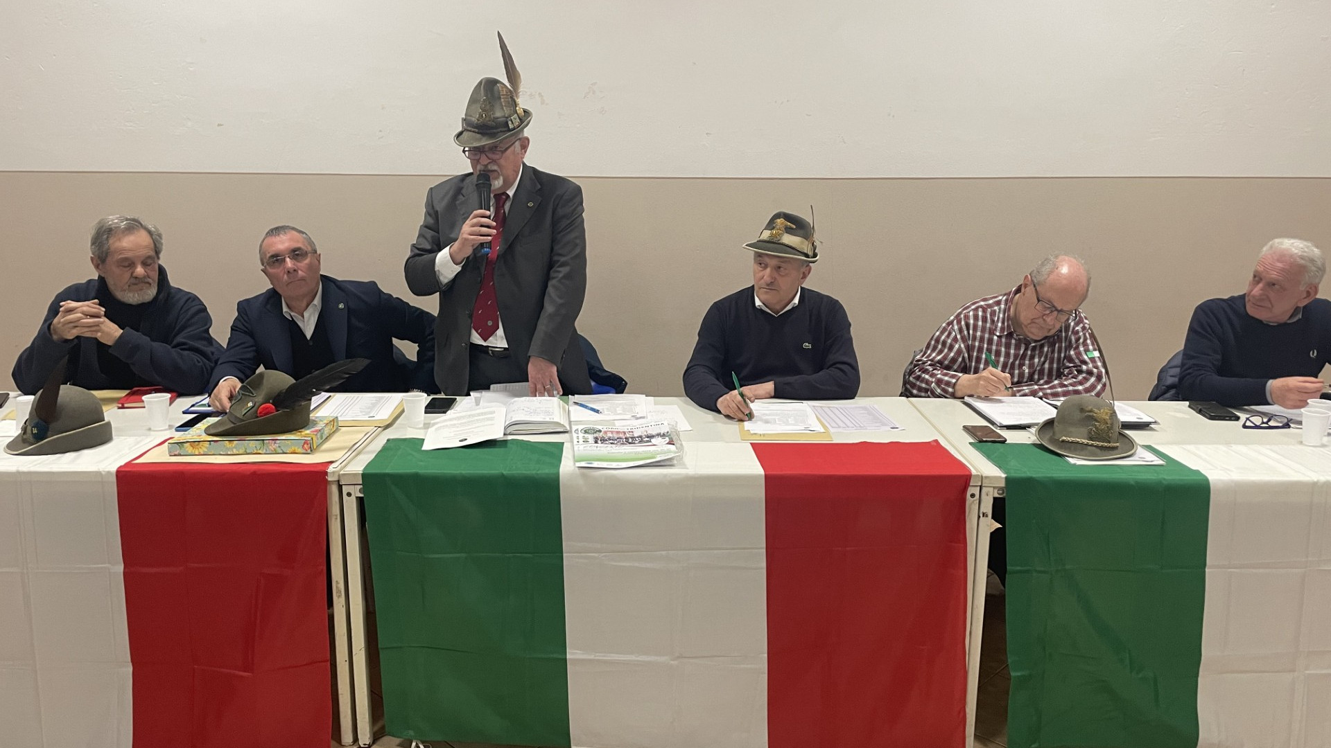 Un momento dell'assemblea che ha riconfermato il presidente Gian Luca Gazzola (In piedi)