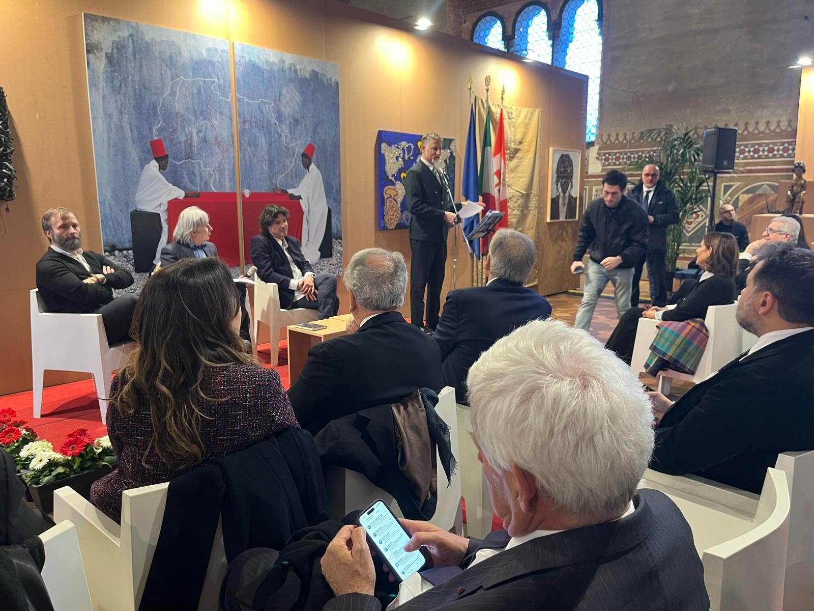 Il ministro della Cultura Alessandro Giuli in visita alla mostra «Sguardi sull’Africa» a Palazzo Gotico