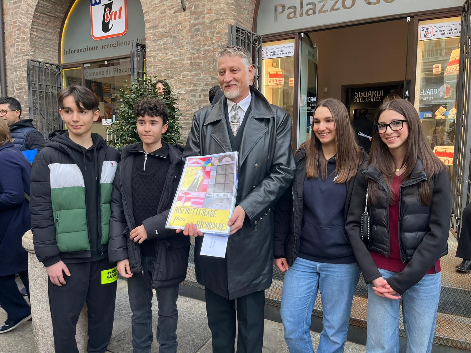 Il ministro della Cultura Alessandro Giuli in visita alla mostra «Sguardi sull’Africa» a Palazzo Gotico