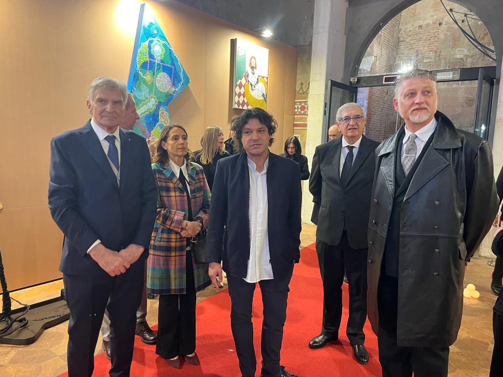 Il ministro della Cultura Alessandro Giuli in visita alla mostra «Sguardi sull’Africa» a Palazzo Gotico