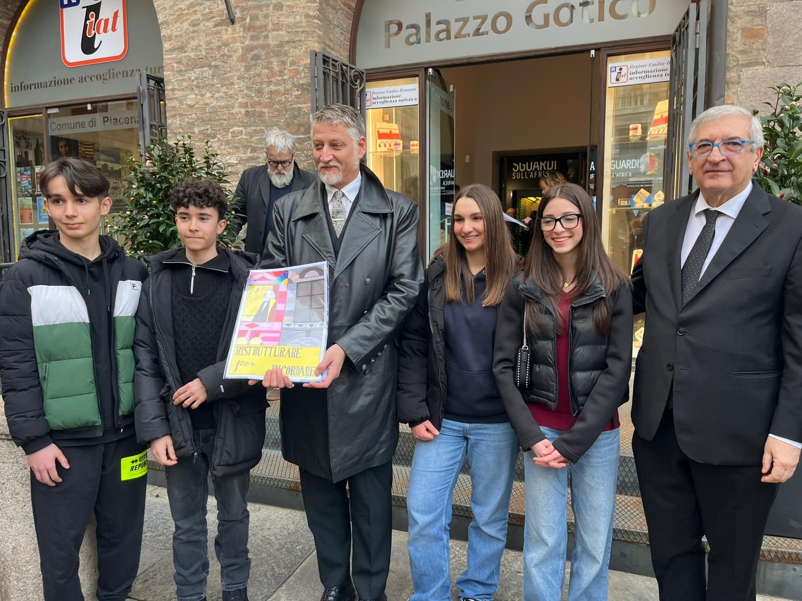 Il ministro della Cultura Alessandro Giuli in visita alla mostra «Sguardi sull’Africa» a Palazzo Gotico