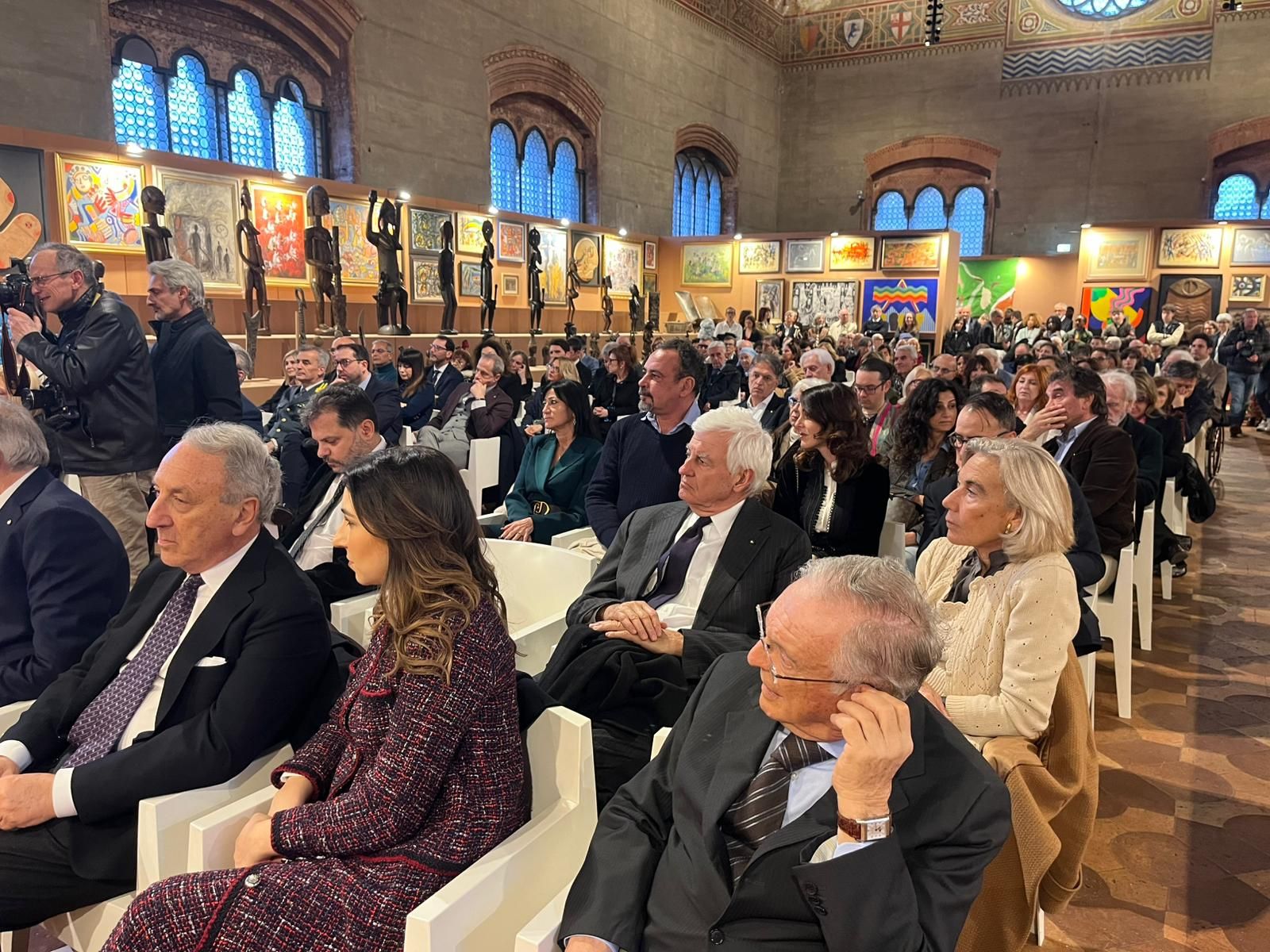 Il ministro della Cultura Alessandro Giuli in visita alla mostra «Sguardi sull’Africa» a Palazzo Gotico