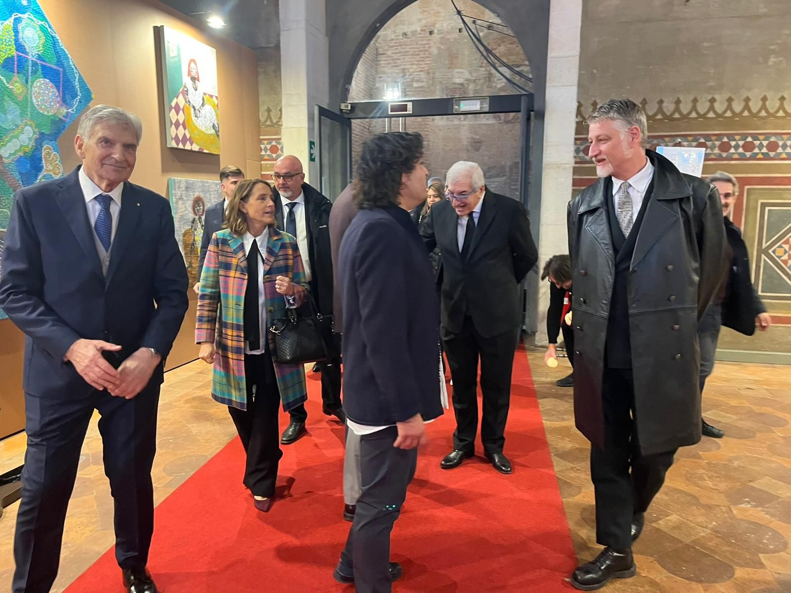 Il ministro della Cultura Alessandro Giuli in visita alla mostra «Sguardi sull’Africa» a Palazzo Gotico
