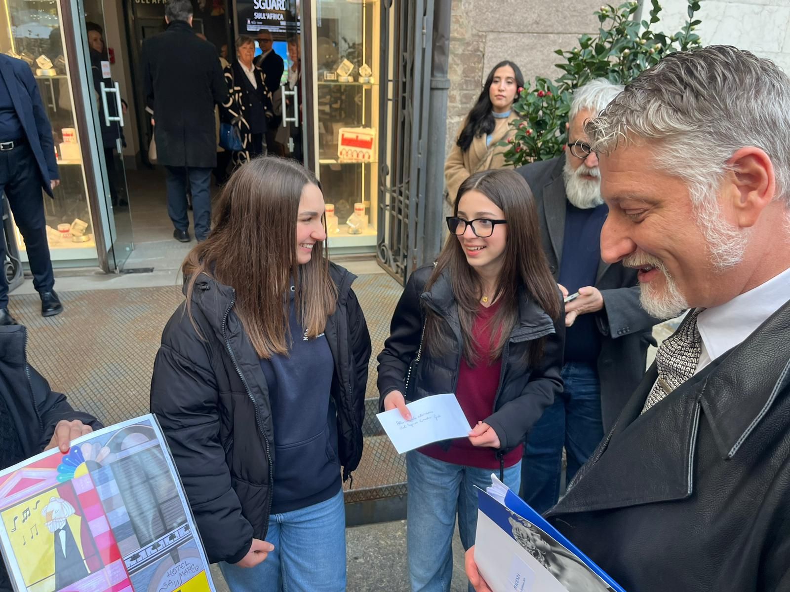 Il ministro della Cultura Alessandro Giuli in visita alla mostra «Sguardi sull’Africa» a Palazzo Gotico