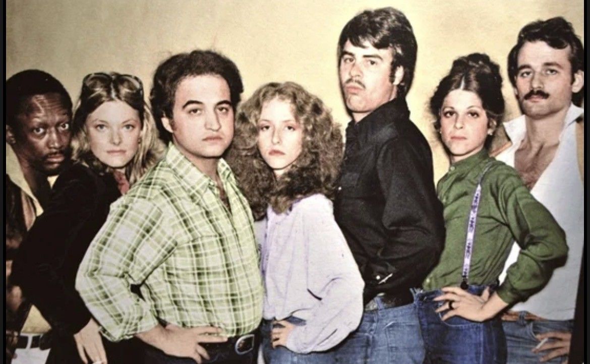 Belushi e lo straordinario cast del Saturday Night Live (provate a indovinare tutti i nomi...)
