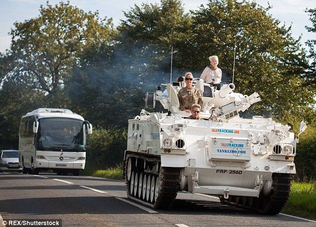 Vivienne Westwood su un carro armato durante un corteo di protesta contro il fracking