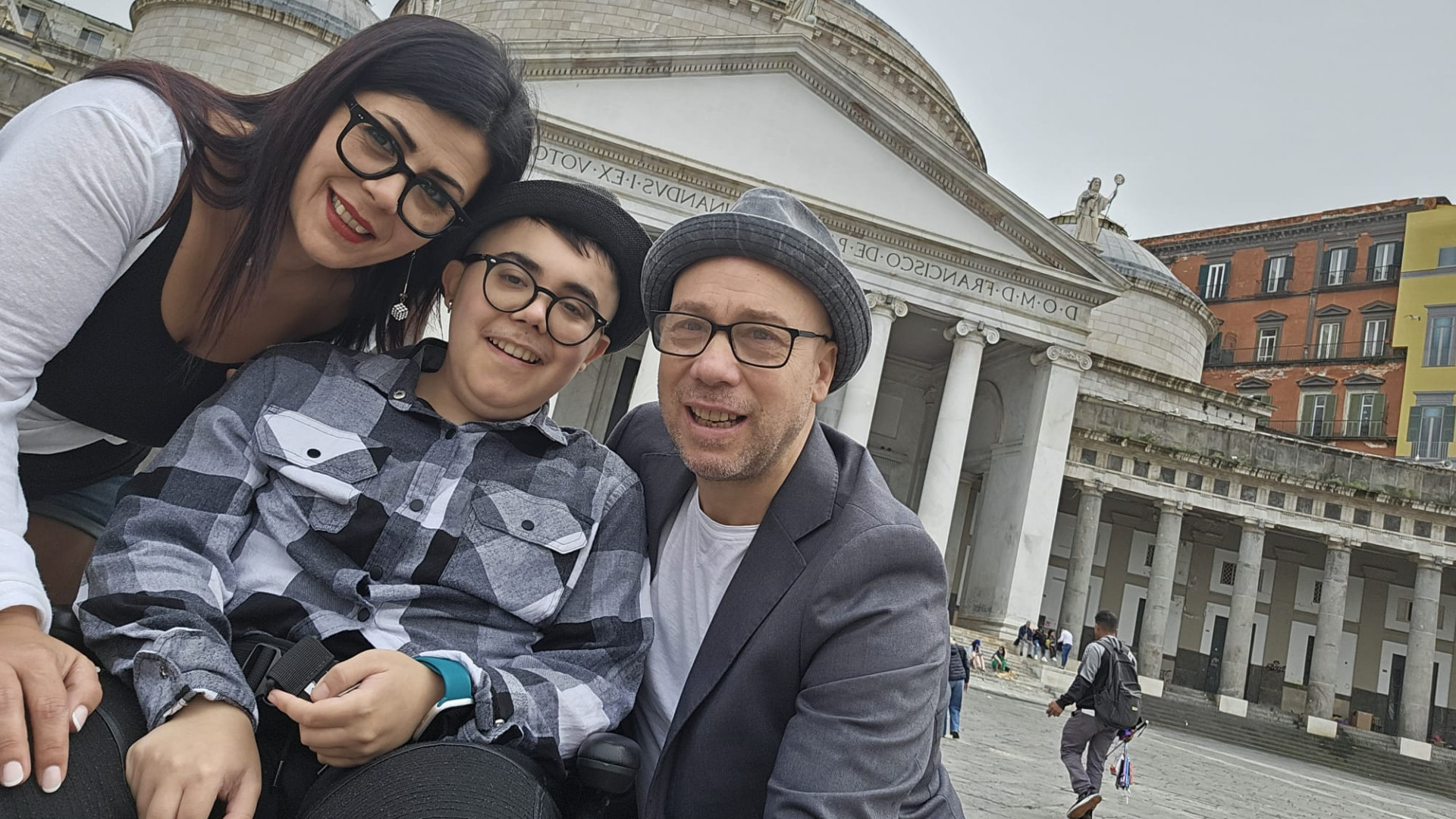 Alessandro con i genitori in piazza Plebiscito a Napoli