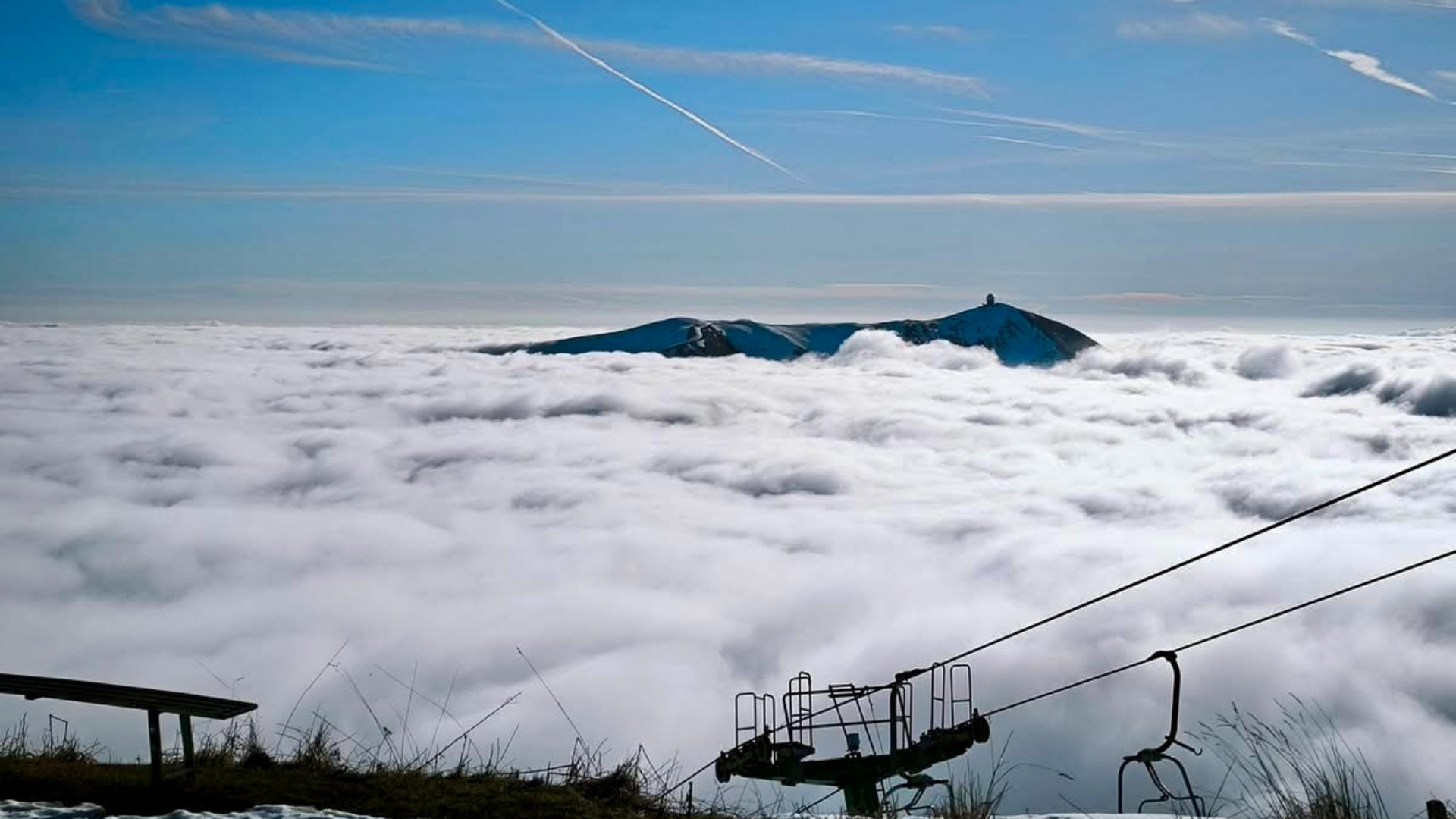 Il monte Lesima emerge come un'isola dal mare di nebbia, visto dalla seggiovia Pian del Poggio, sul monte Chiappo (foto dalla pagina Fb "Guidanaturalistica in Oltrepò Pavese")