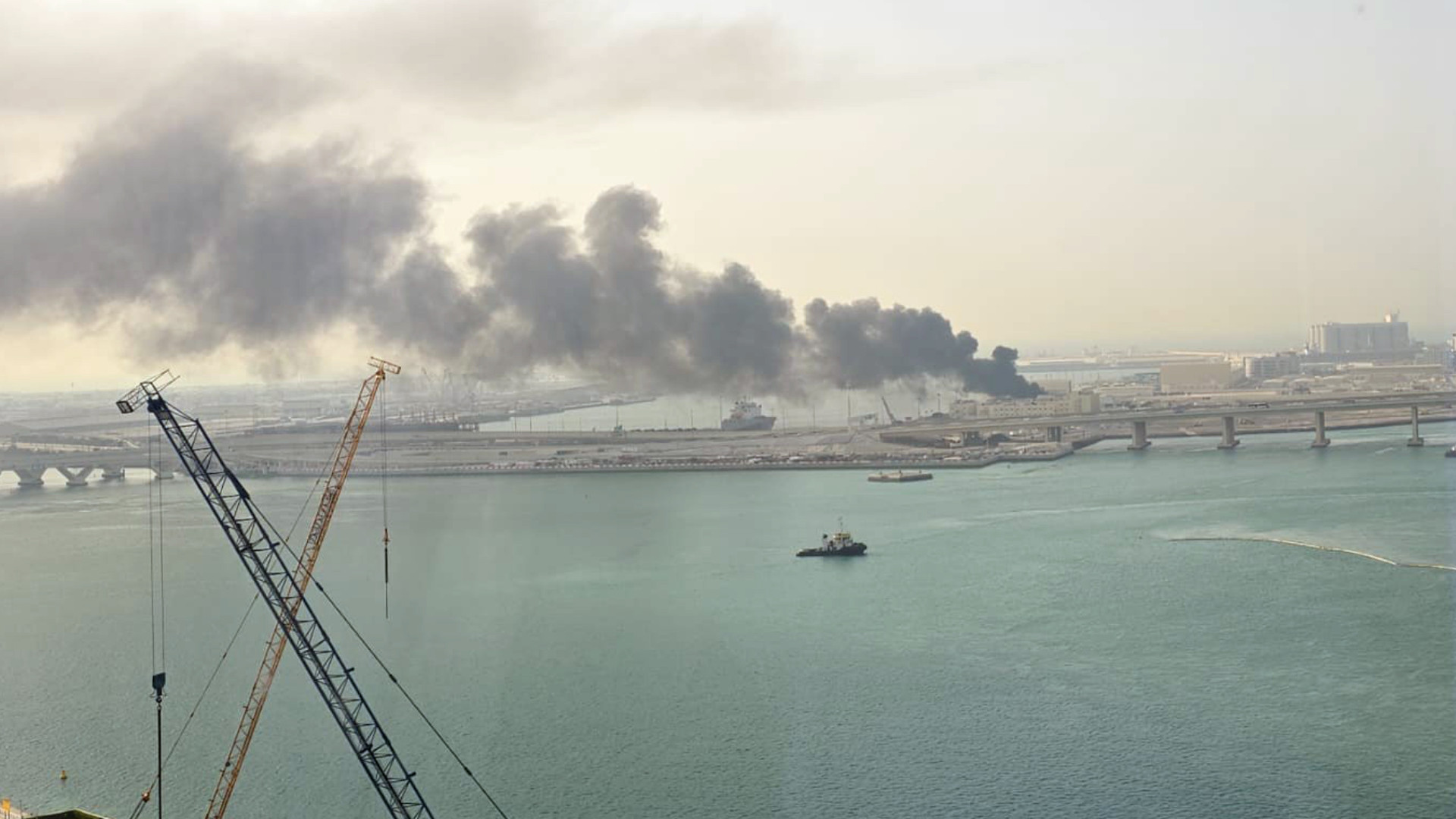 L'istantanea inviata da Ernesto Damiani sull'incendio al porto di Abu Dhabi bombardato dagli iraniani