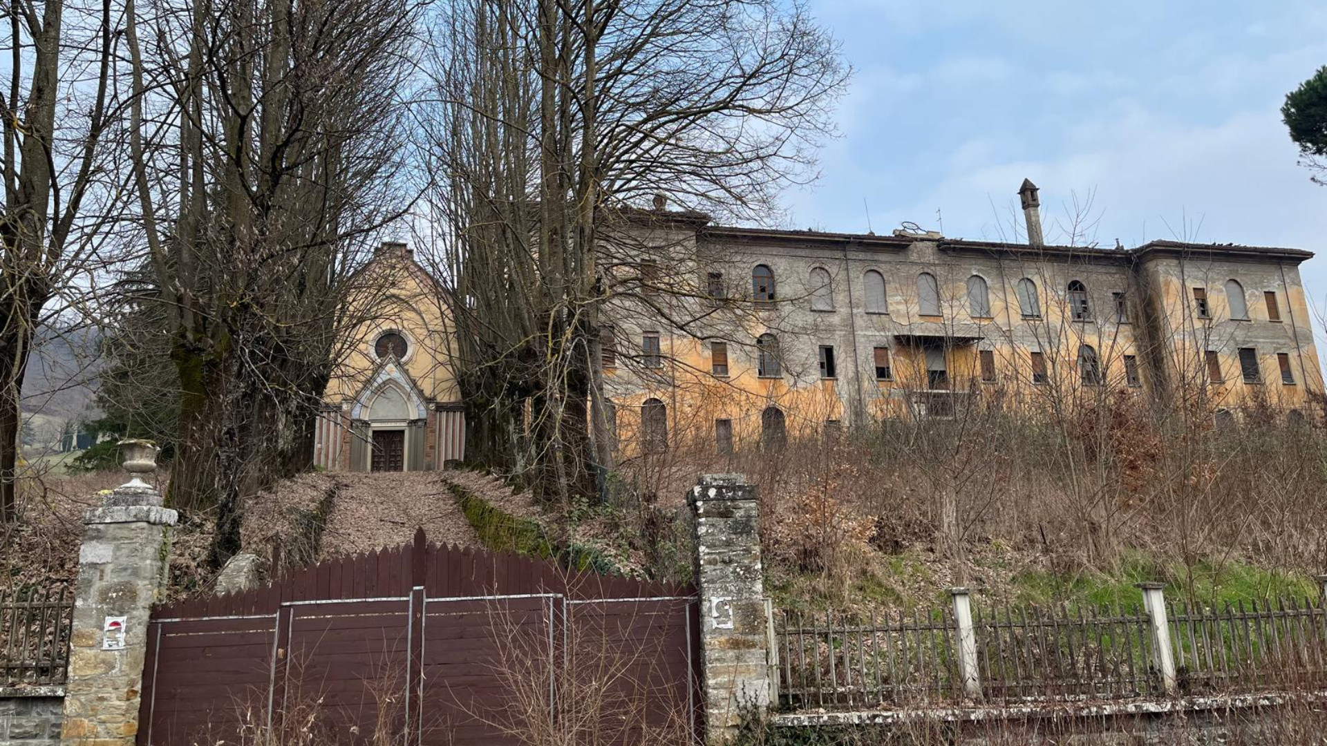 L'ex collegio San Luigi e la chiesetta "blu" spesso visitata da curiosi o malintenzionati (foto Plucani)