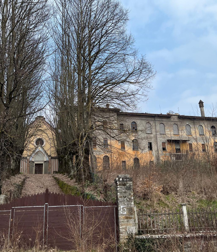 Il collegio abbandonato attira incuria e furti: protesta a Roncovero